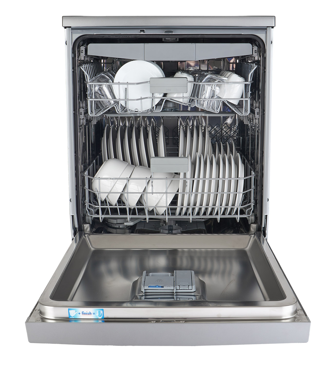 Otwarta zmywarka wypełniona czystymi naczyniami. Wnętrze ze stali nierdzewnej. Białe tło.