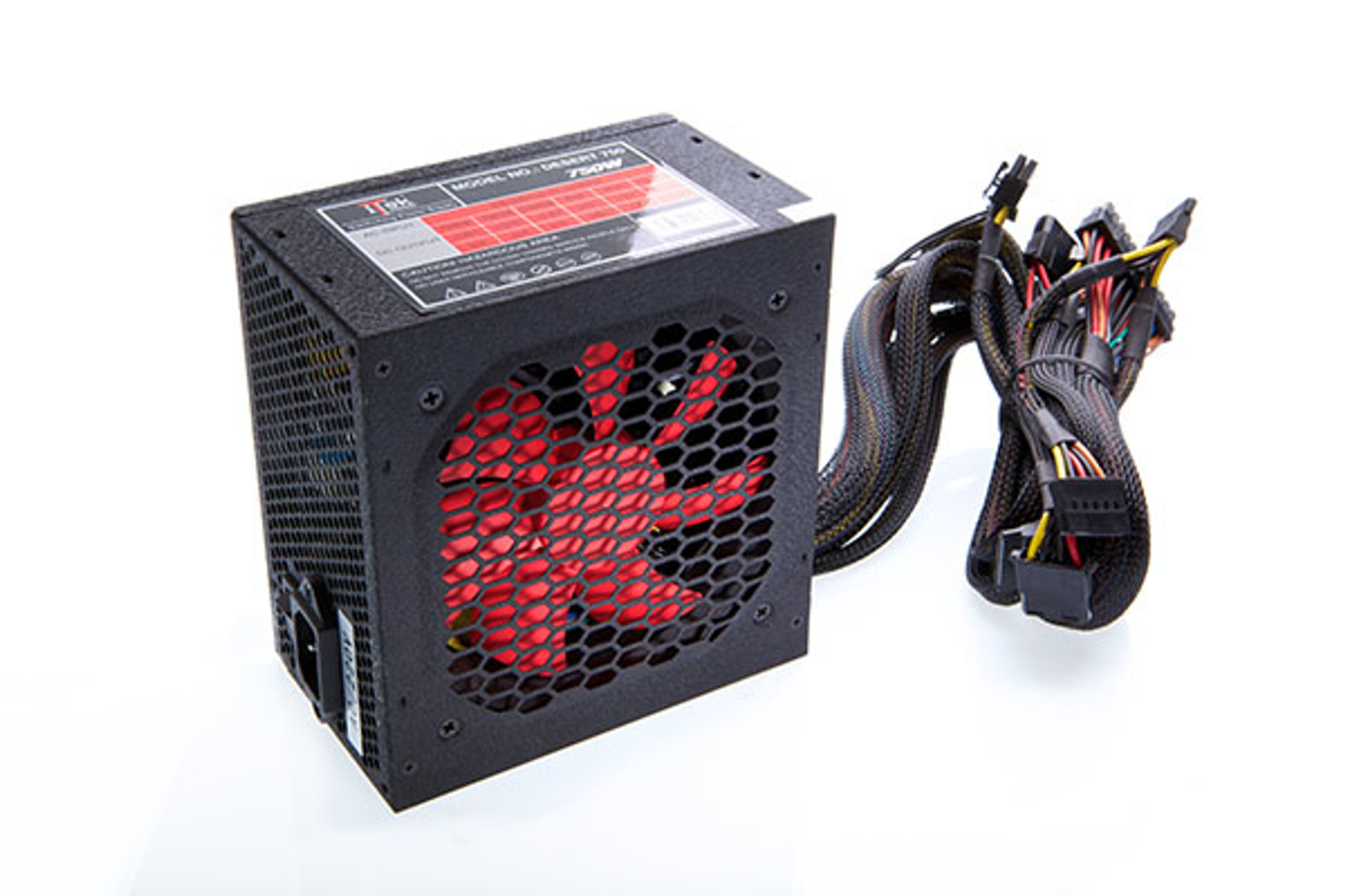 Computer voeding, zwart, met rode ventilator en kabels.