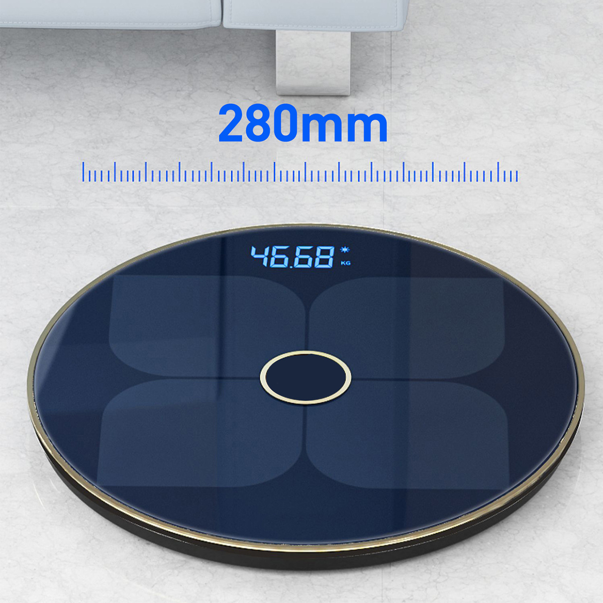 Eine digitale Waage mit blauer Oberfläche zeigt ein Gewicht von 46,68 kg. Die Waage hat einen weißen Kreis in der Mitte.