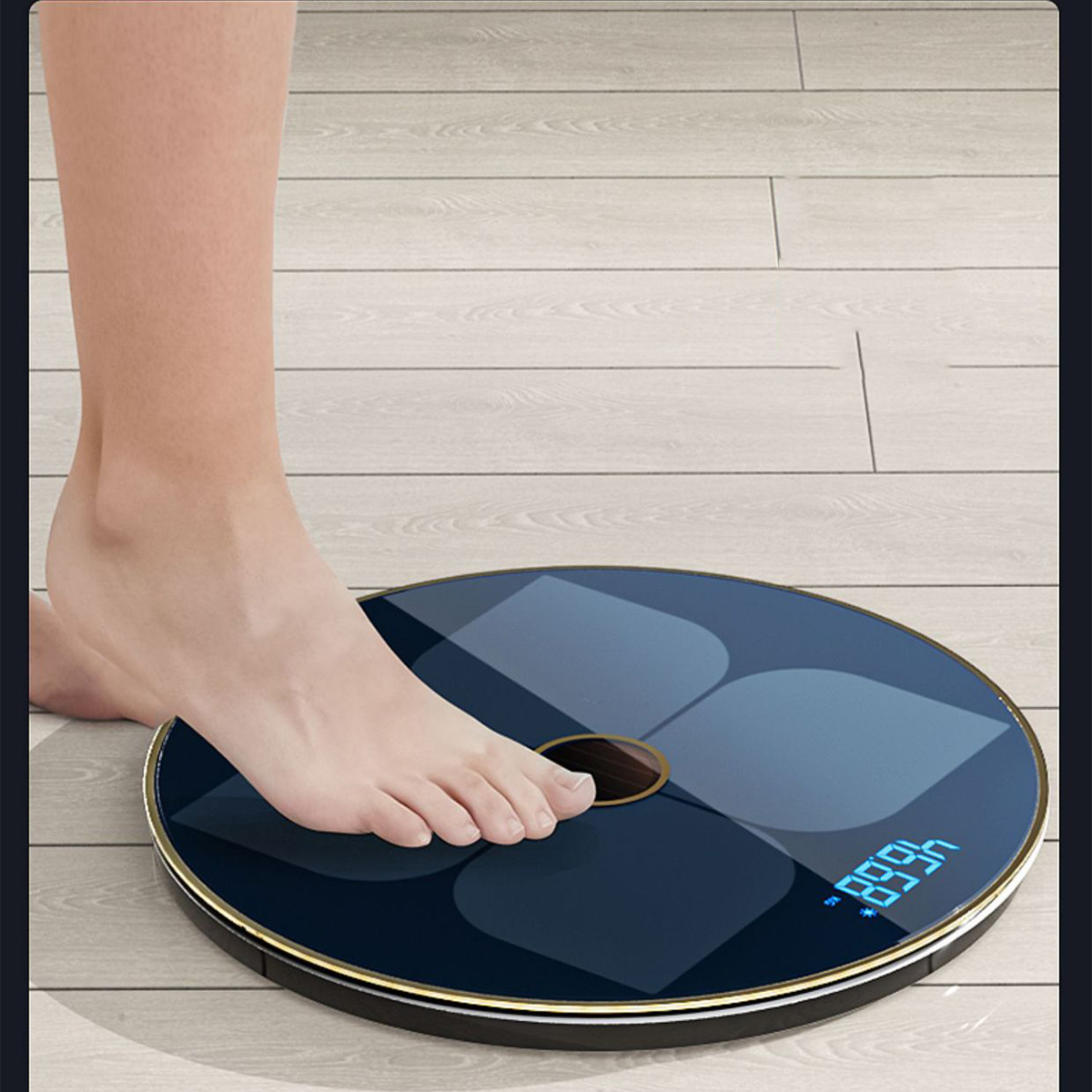 Fuß einer Person auf einer Digitalwaage. Die Waage zeigt das Gewicht: 46,60.