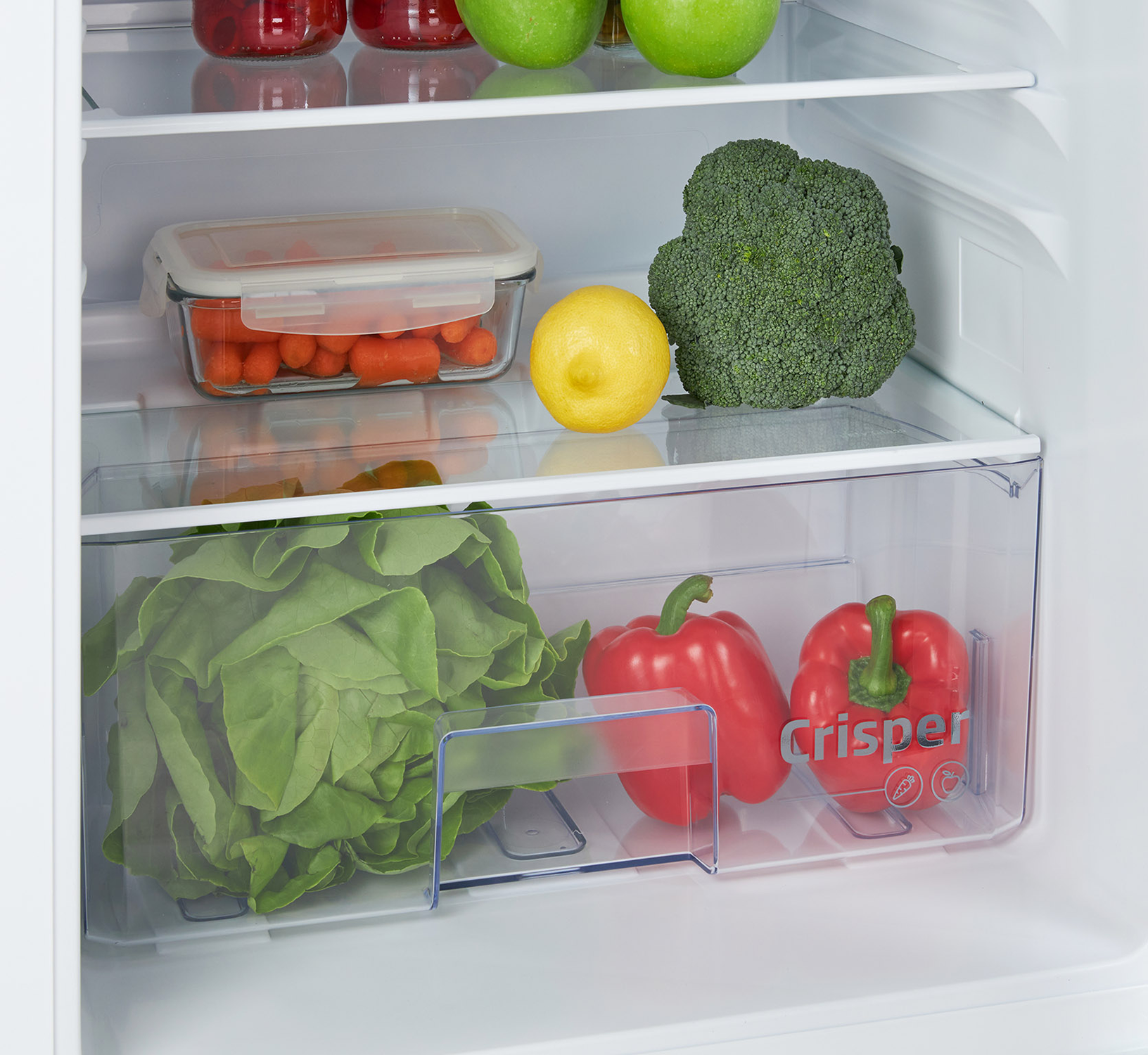 Kühlschrankinnenraum mit Produkten: Karotten, Zitrone, Brokkoli, Salat und rote Paprika.