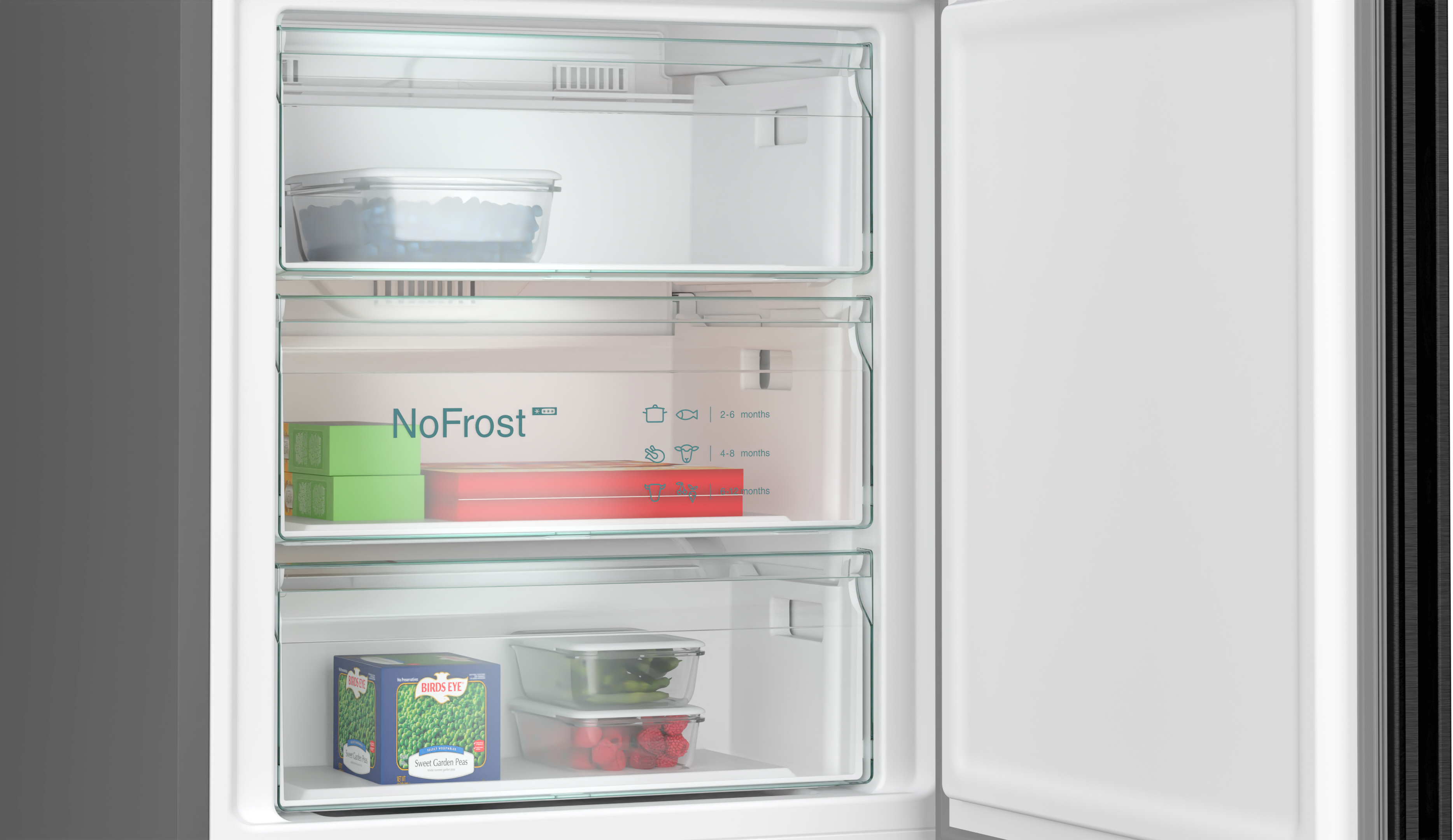 Wnętrze lodówki z półkami z mrożonkami. Przezroczyste plastikowe pojemniki i pudełka.