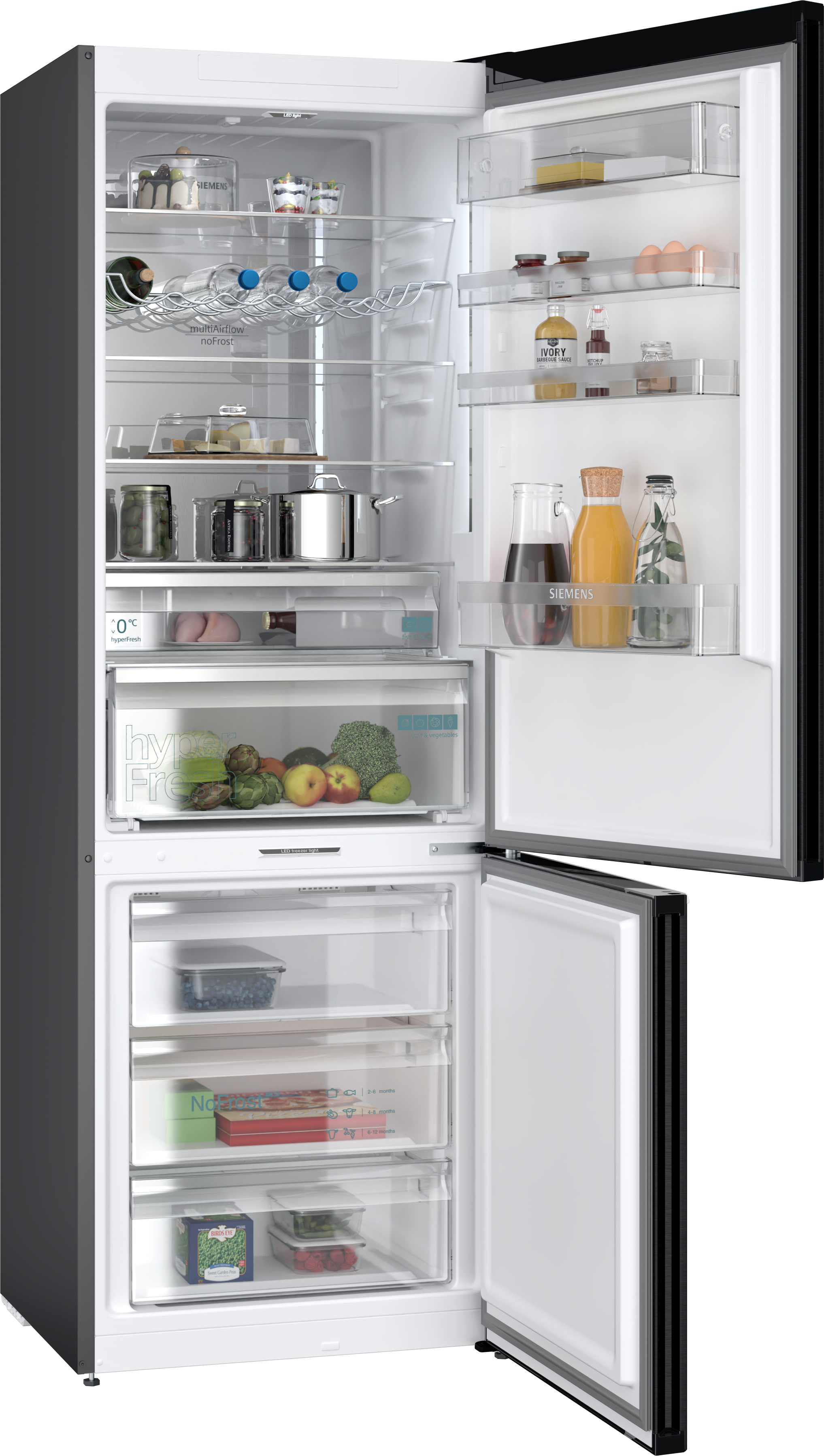 Otwarta lodówka z posegregowaną żywnością. Owoce, napoje i półki. Czarno-białe.