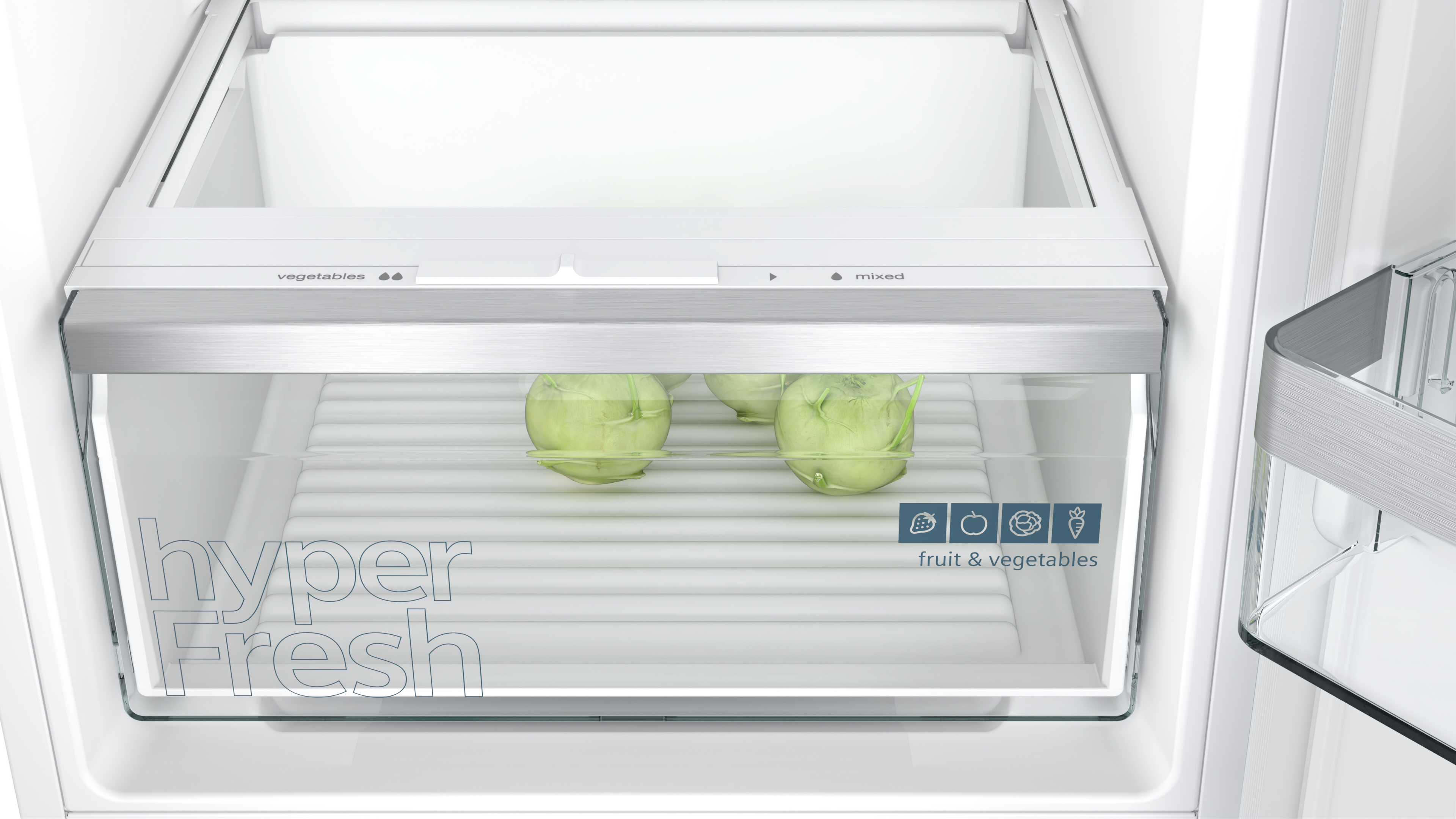 Cajón de refrigerador con manzanas verdes dentro. El cajón está etiquetado como 'hyperFresh'.