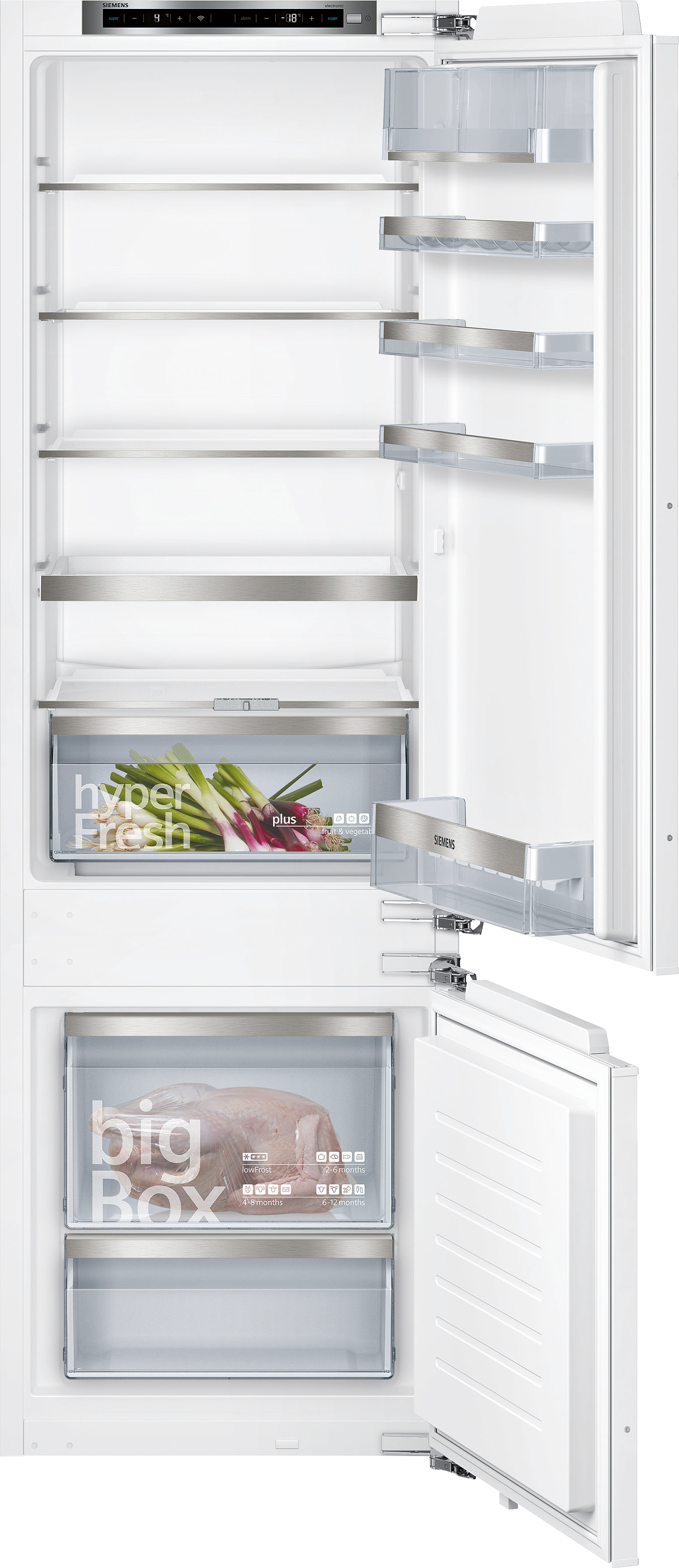 Ein weißer Kühlschrank mit offener Tür, der Regale und Schubladen mit Lebensmitteln zeigt.