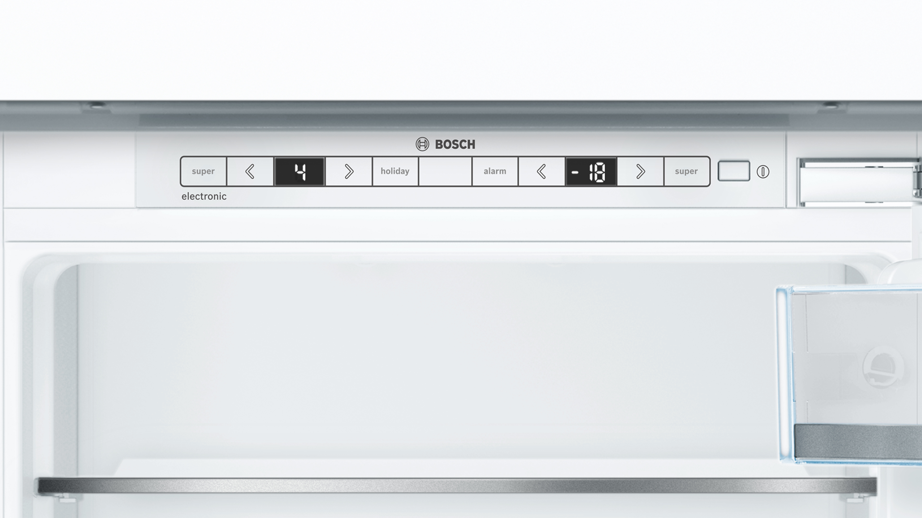 Primo piano del pannello di controllo del frigorifero, con display digitale e pulsanti.
