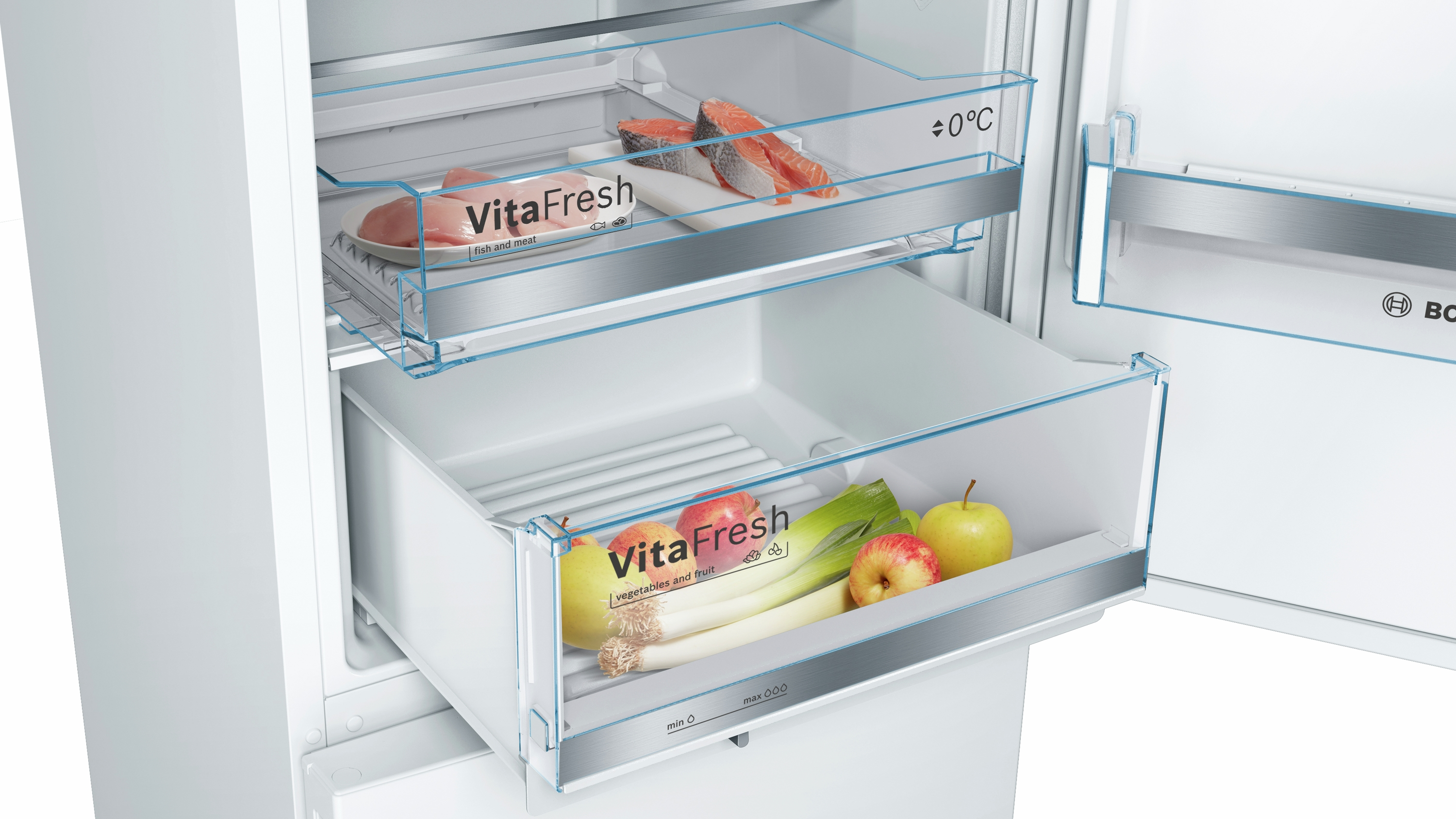 Ein Kühlschrank mit offenen Schubladen, gefüllt mit Lebensmitteln, darunter Fleisch, Fisch und Gemüse.