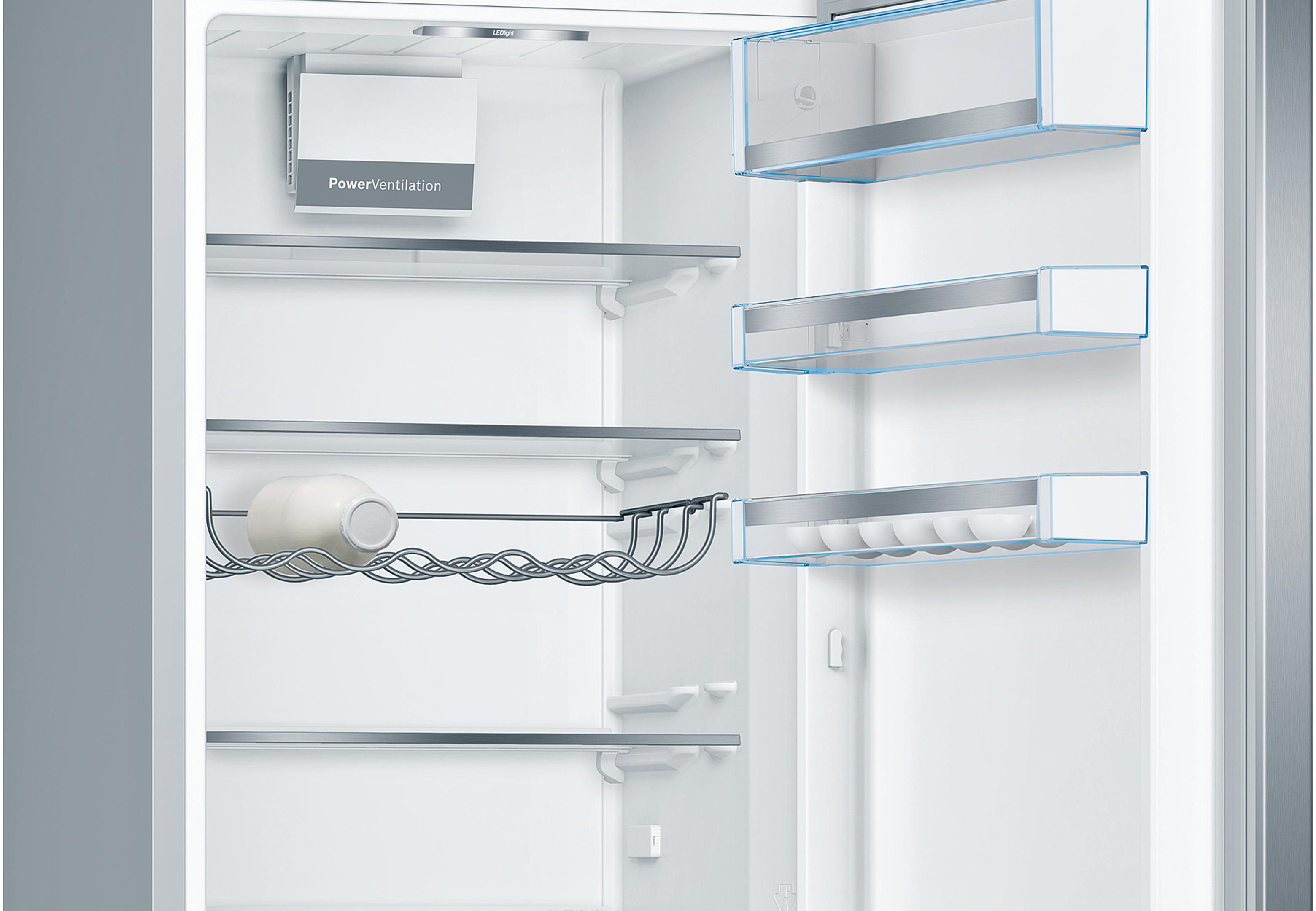 Interno di un frigorifero con ripiani, un portabottiglie e un sistema PowerVentilation. Non c'è cibo presente.