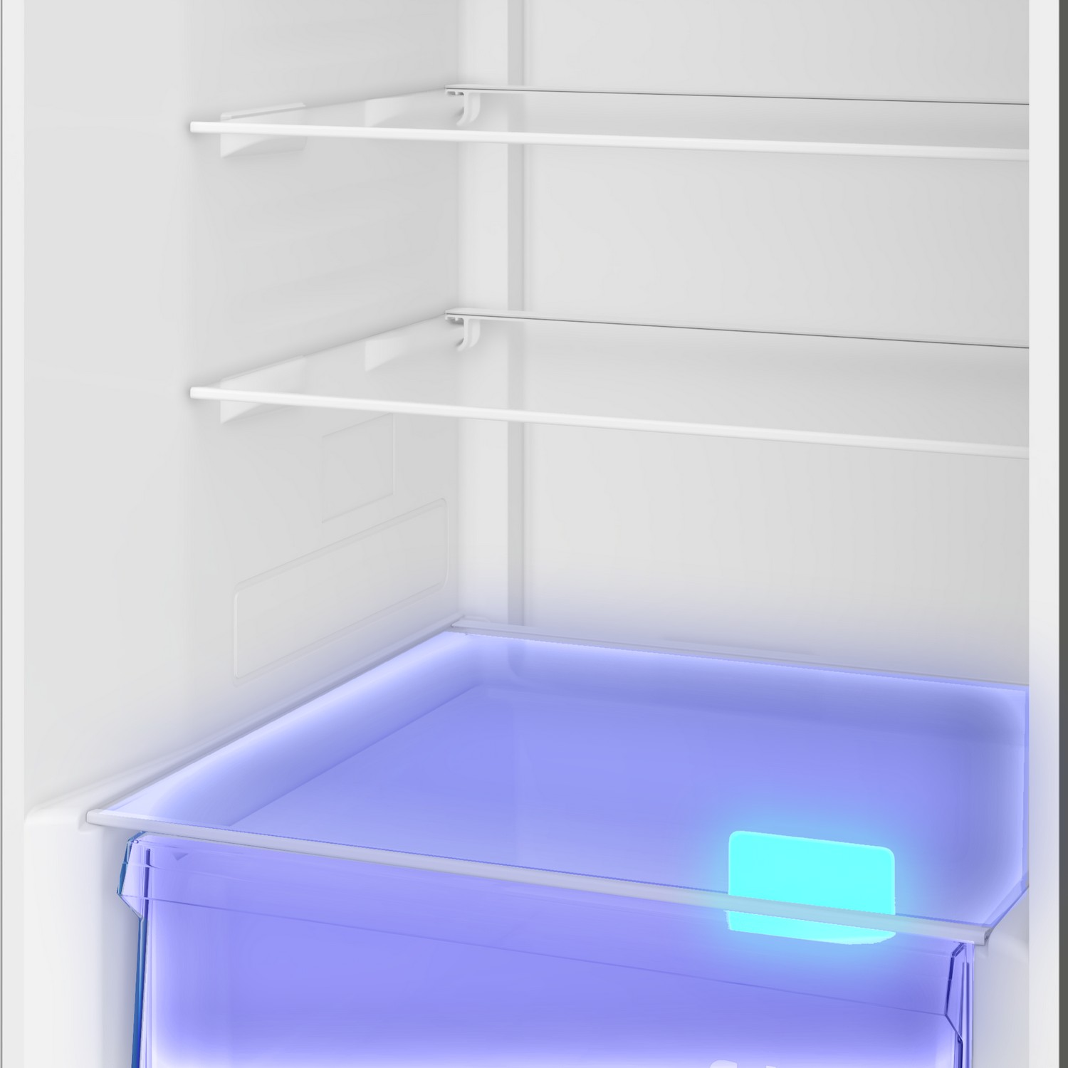 Kühlschrank-Innenraum. Weiße Regale und eine blaue Gemüseschublade. Hellblaues Leuchten von einem Licht.