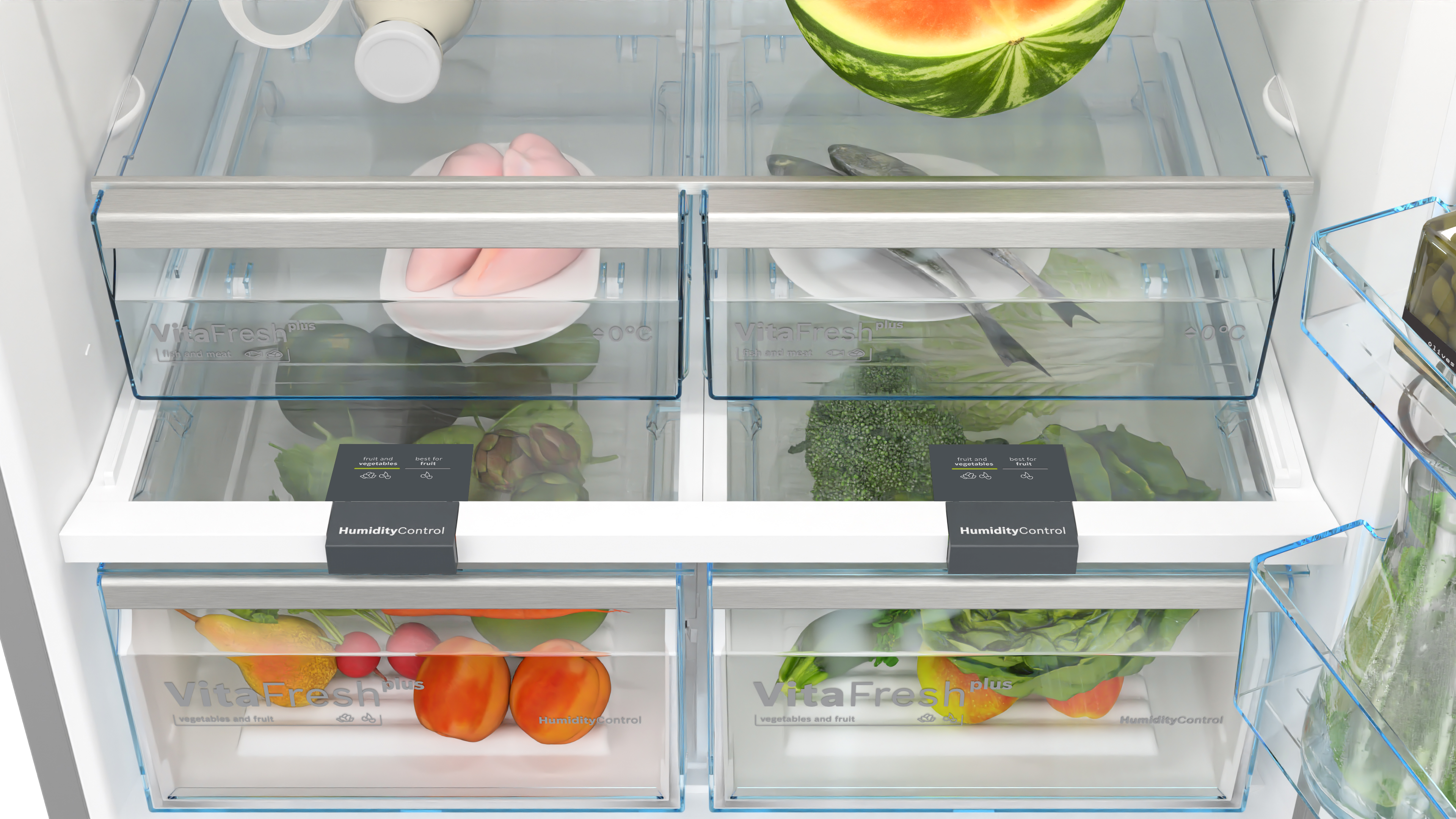 Offener Kühlschrank mit Schubladen voller Lebensmittel, darunter Gemüse, Fleisch und Fisch.