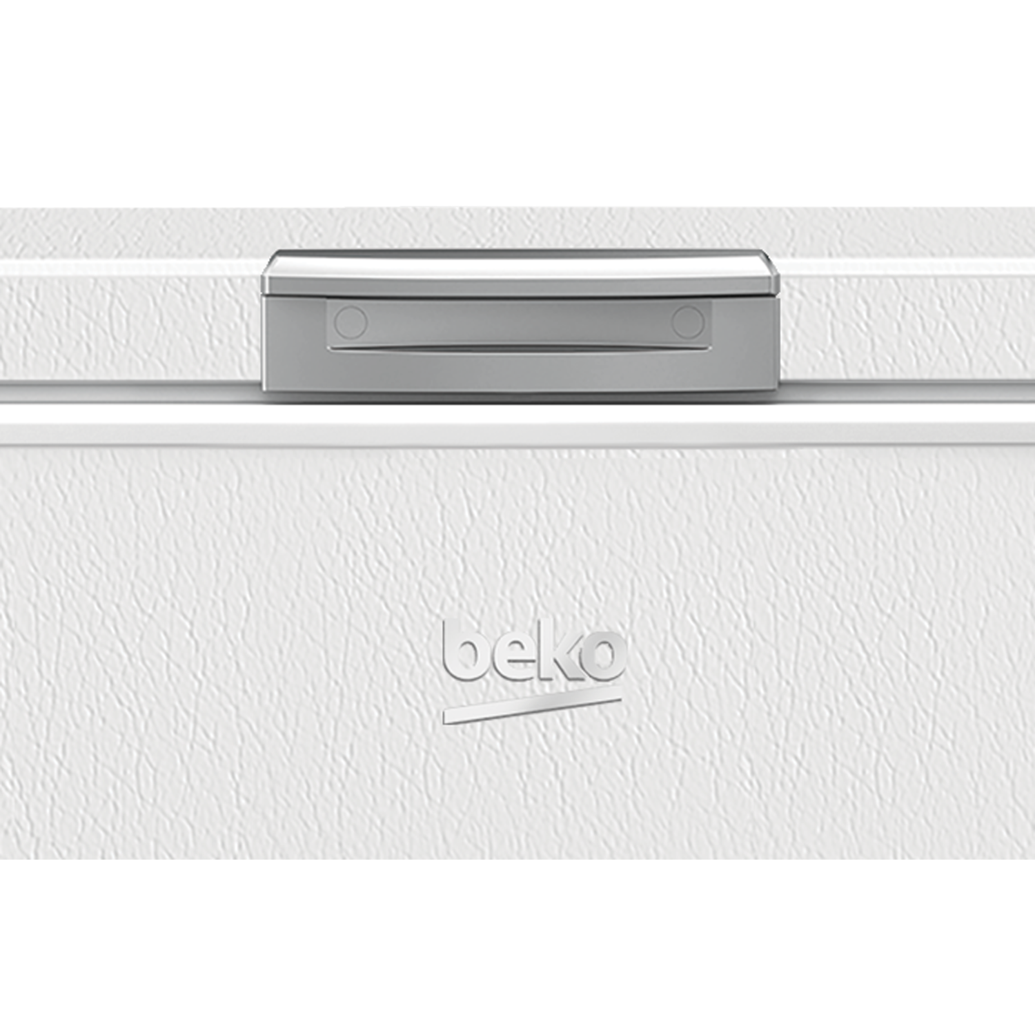 Porta del frigorifero bianca con maniglia argentata e logo Beko. Superficie strutturata.