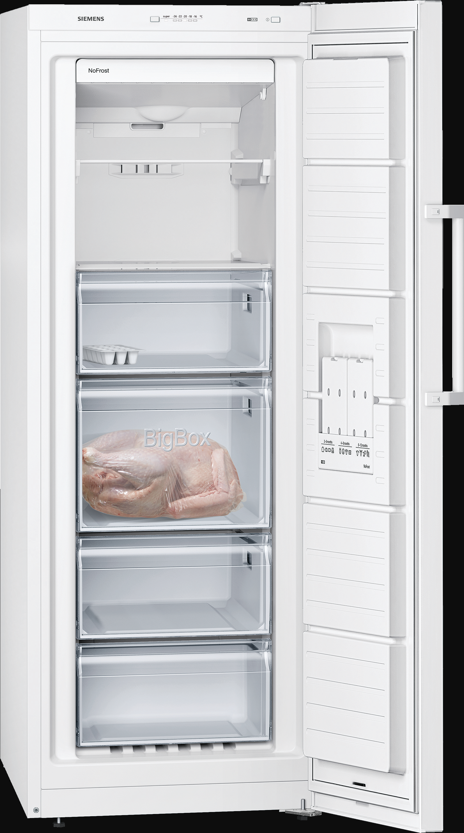 Ein offener weißer Kühlschrank mit drei Gefrierschubladen und einem ganzen Huhn. Die Tür ist offen.