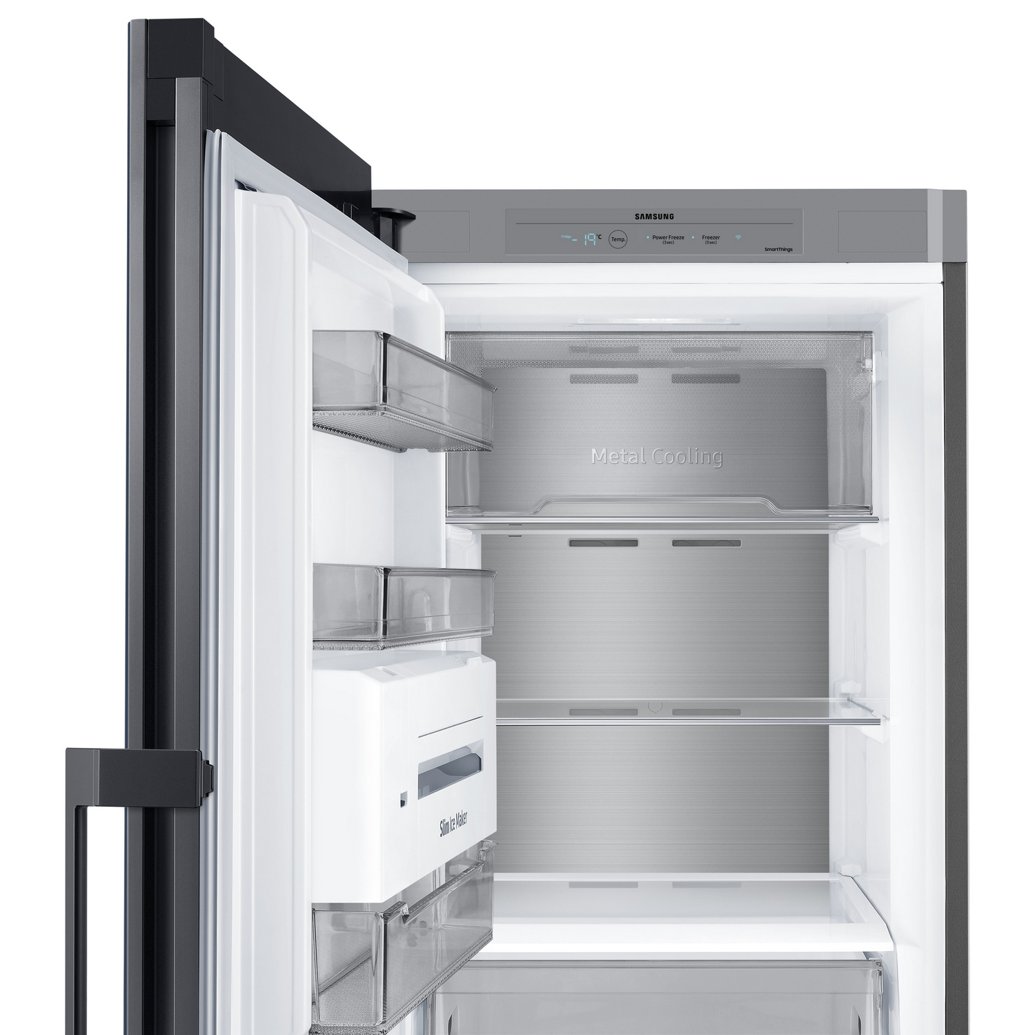 Interior de un refrigerador con estantes, cajones y enfriamiento metálico. La puerta está abierta. Vacío.