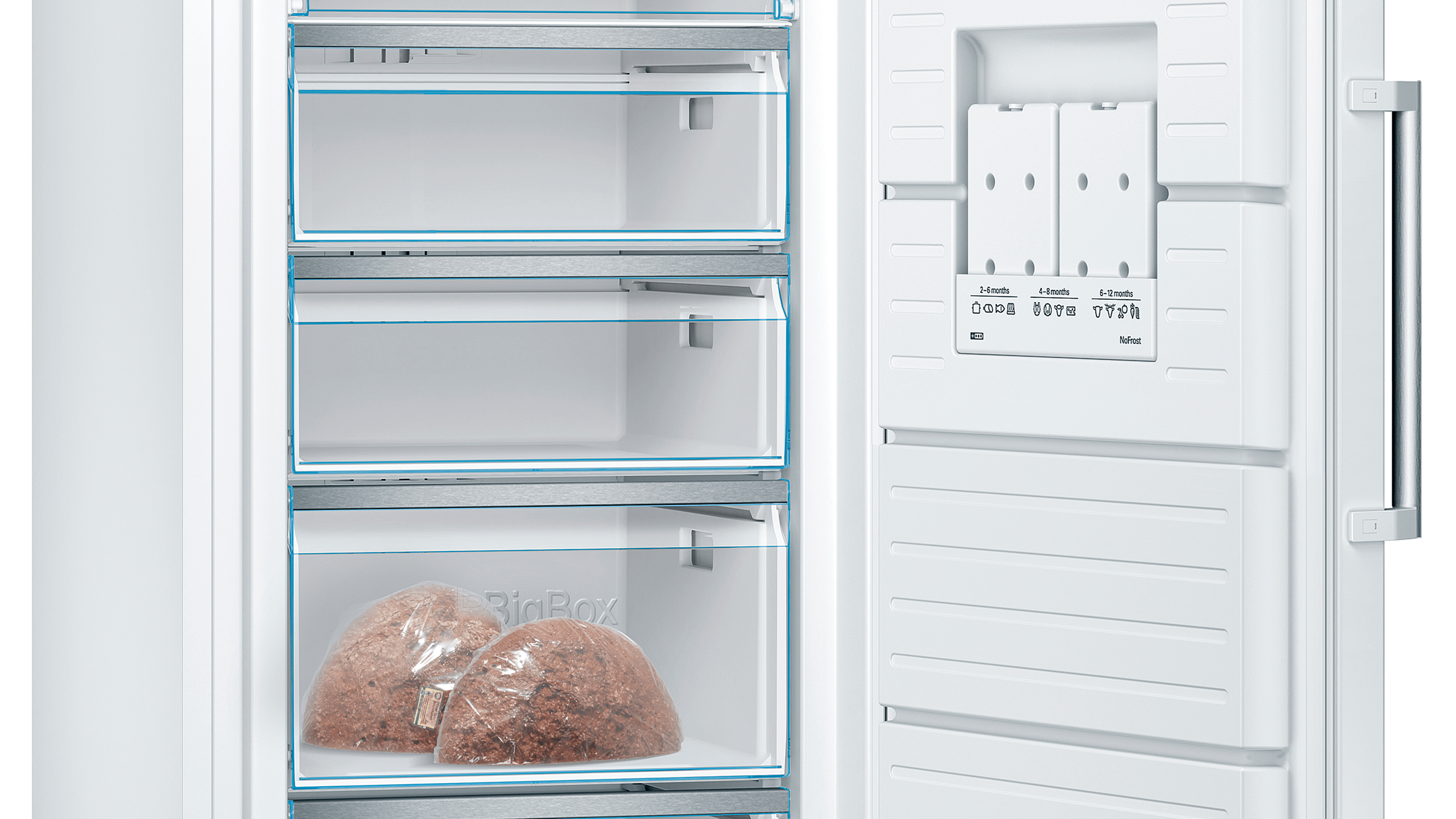 Gefrierschrank mit Schubladen. Zwei Lebensmittelpakete in der untersten Schublade.