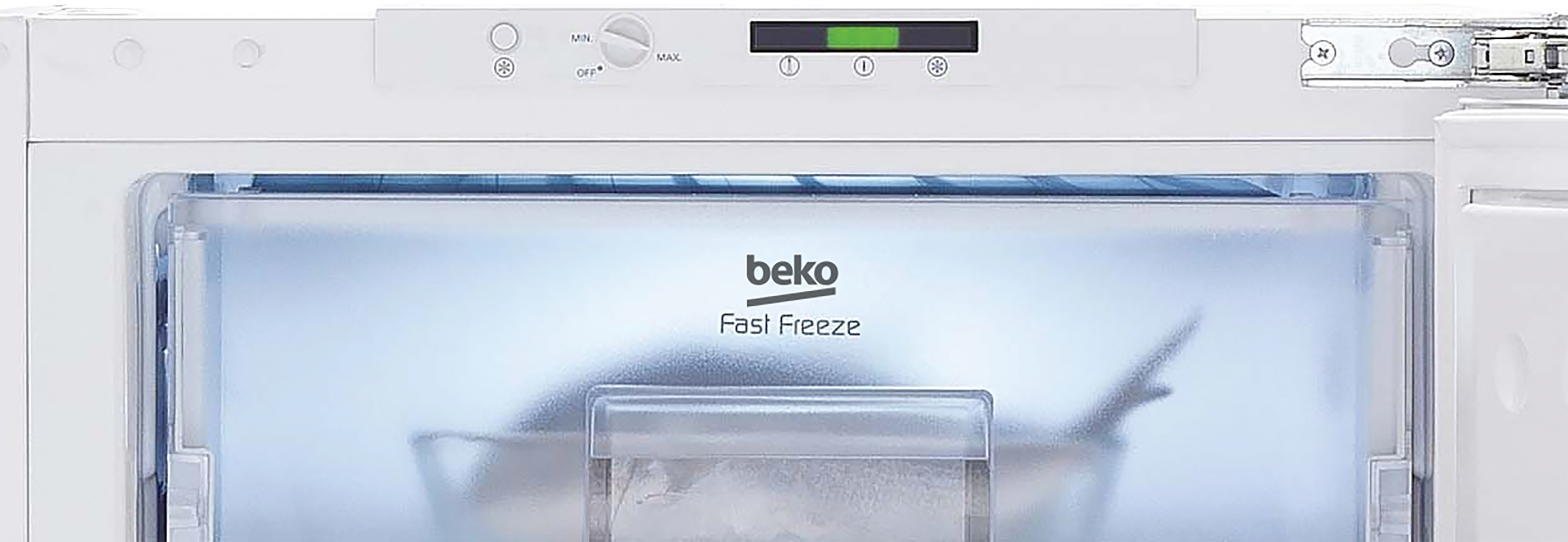 Interno congelatore con ghiaccio. Mostra comandi e logo 'beko Fast Freeze'. Interno bianco, porta vetro.