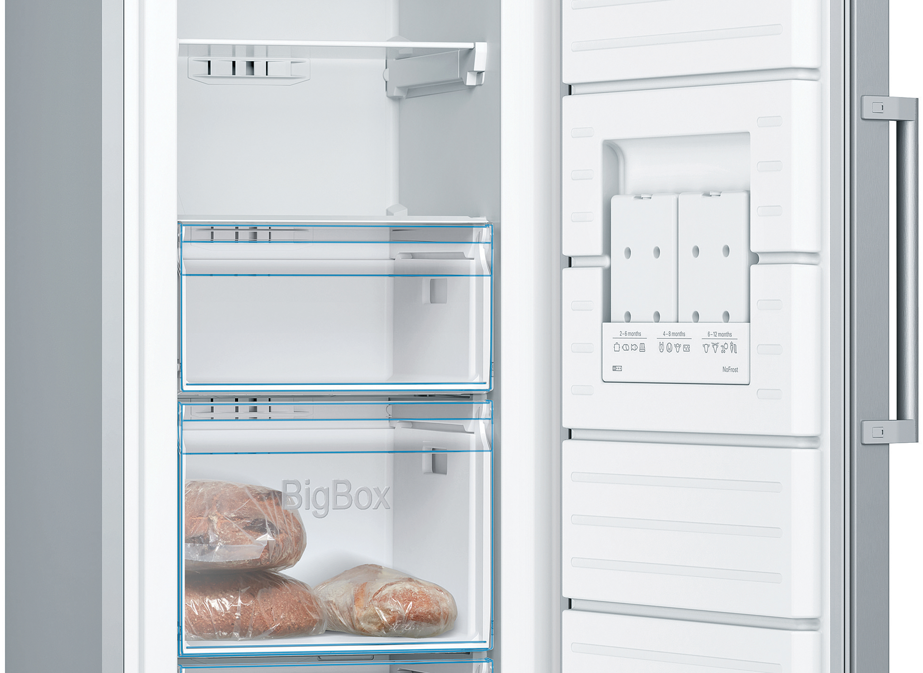 Interior de refrigerador. Cajones con almacenamiento de alimentos. Compartimento congelador con alimentos congelados.