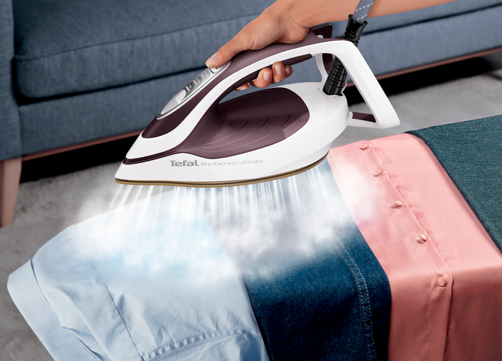 Osoba prasuje ubrania. Żelazko parowe na różnych koszulach. Pokazuje efekt prasowania.