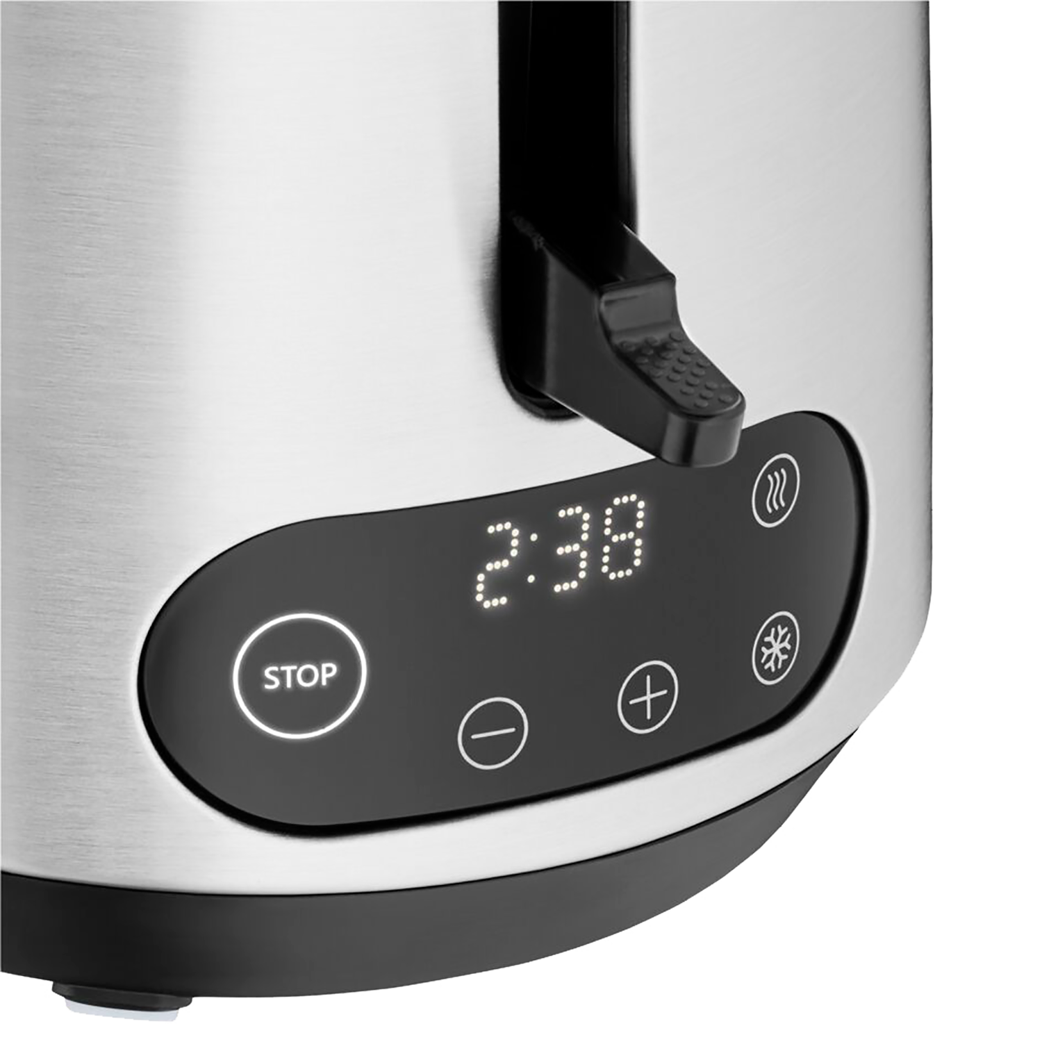 Zbliżenie panelu sterowania srebrnego i czarnego czajnika. Wyświetlacz pokazuje 2:38.