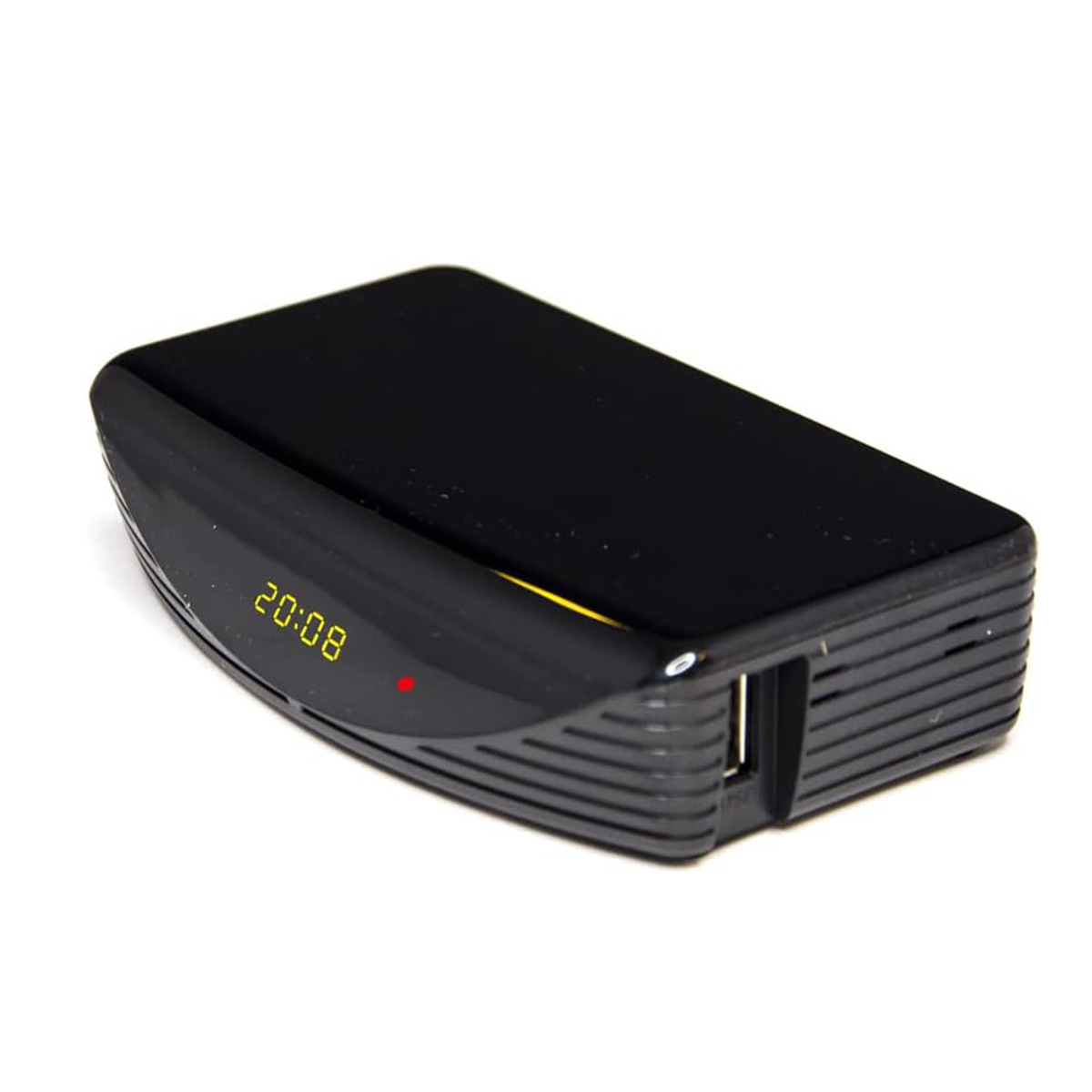 Dispositivo negro con pantalla digital mostrando 20:08 y puertos USB.