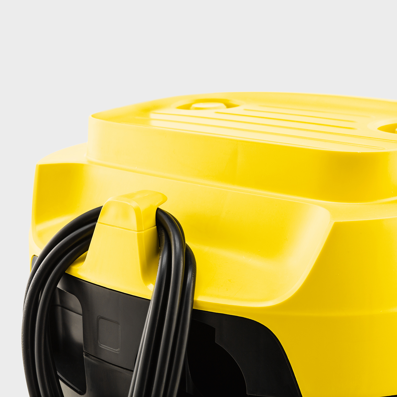 Żółty i czarny odkurzacz z czarnym kablem.