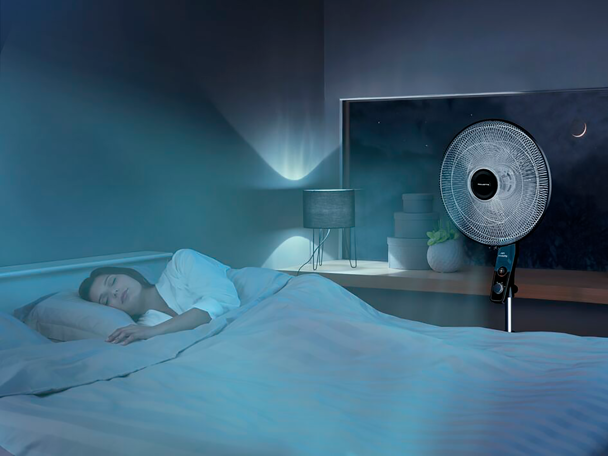 Kobieta śpi w łóżku. Obok niej stoi wentylator i okno pokazujące nocne niebo z księżycem.