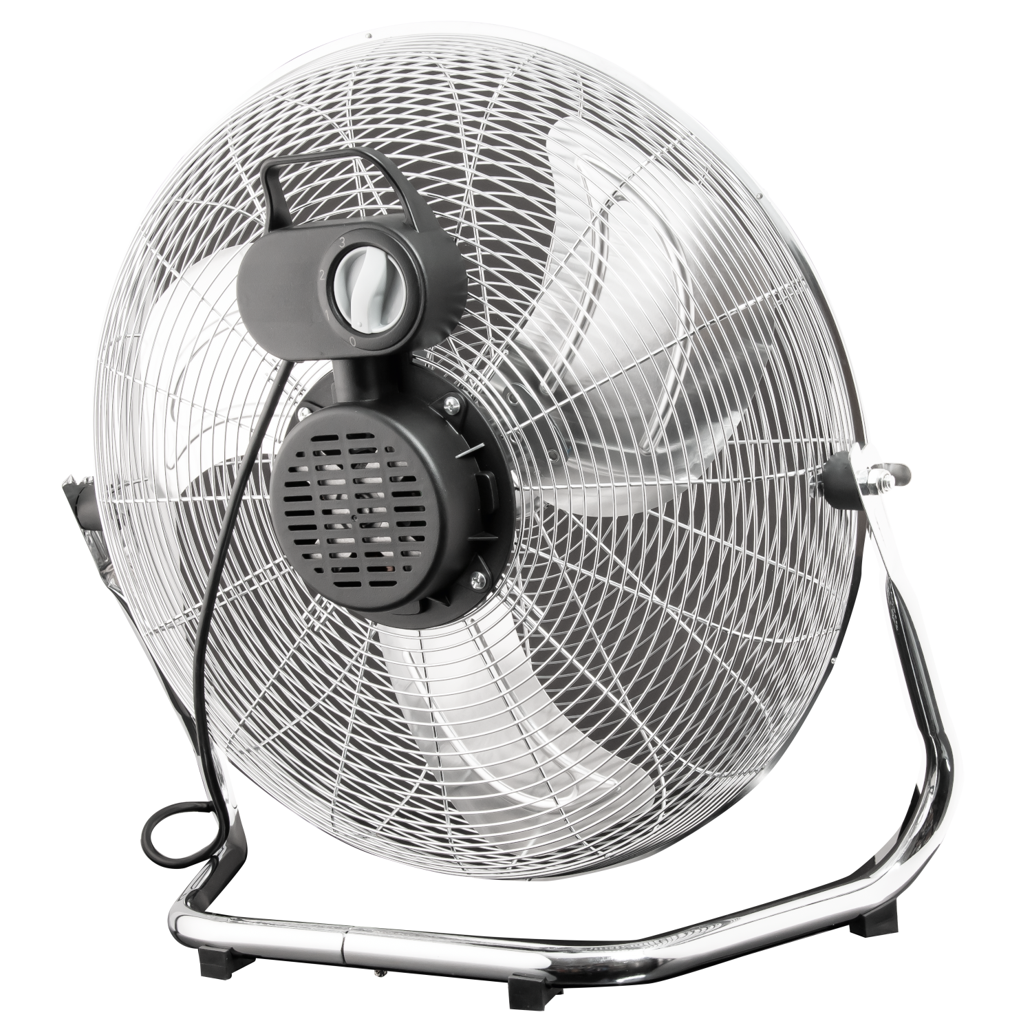 Großer, silberner Metallventilator mit schwarzem Motorgehäuse und gebogenem Sockel, vor schwarzem Hintergrund.