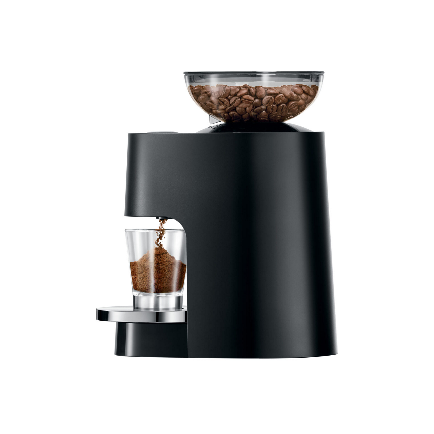 Schwarze Kaffeemaschine mit Glasbehälter oben und Tasse unten.