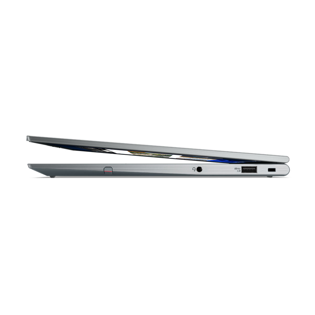 Ein Laptop von der Seite, die Anschlüsse zeigend, mit weißem Hintergrund.