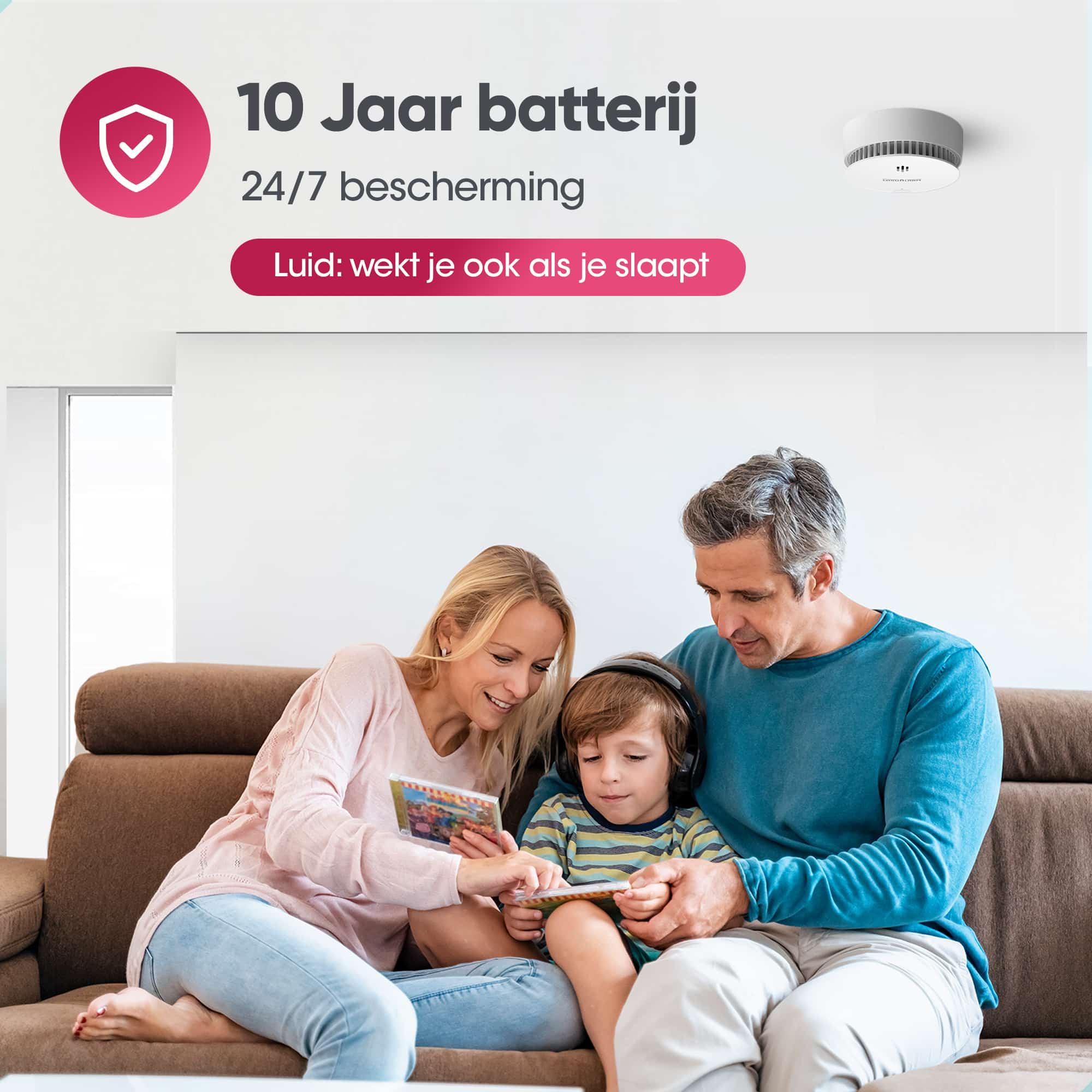 Familia leyendo un libro juntos, con un detector de humo en el fondo. Texto: 10 años de batería.