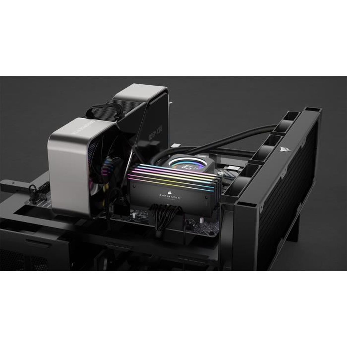 Podzespoły komputera w czarnej obudowie, z GPU i chłodzeniem.