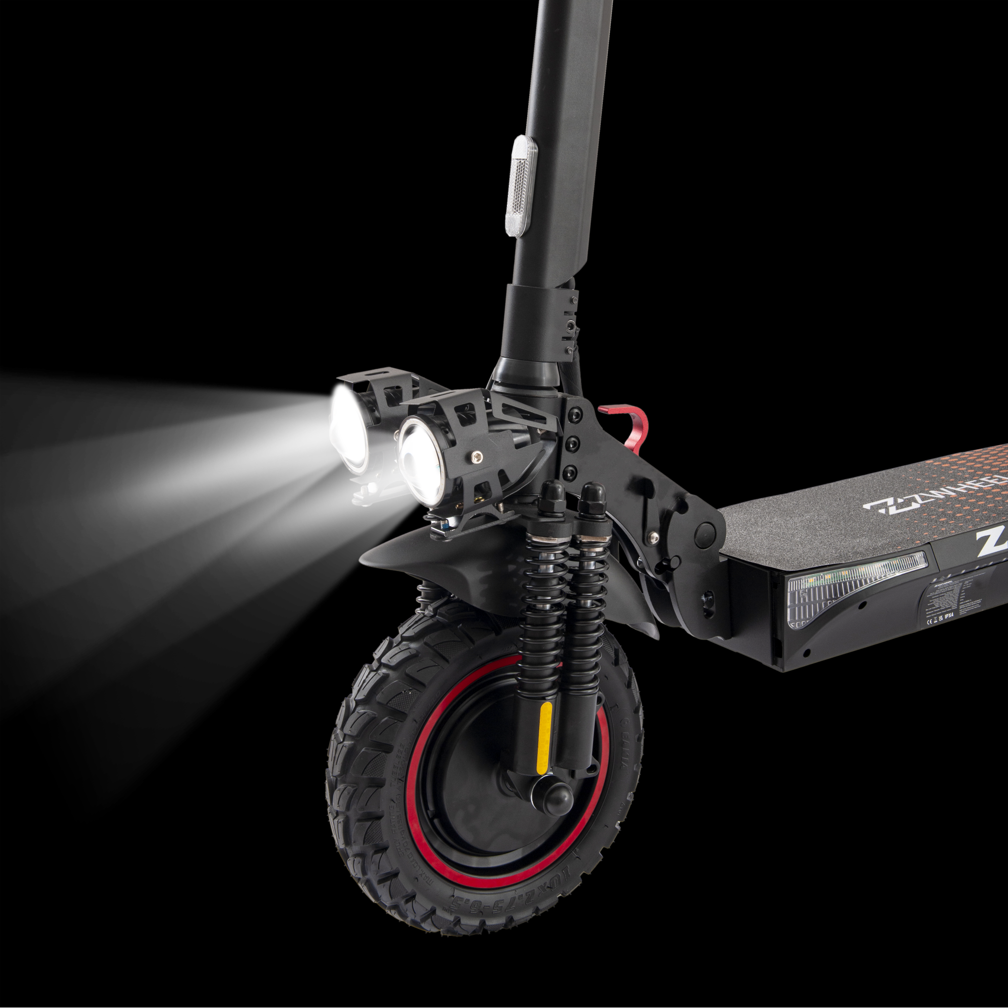 Scooter eléctrico con faros encendidos, cuerpo negro, neumático con borde rojo, sobre fondo negro.