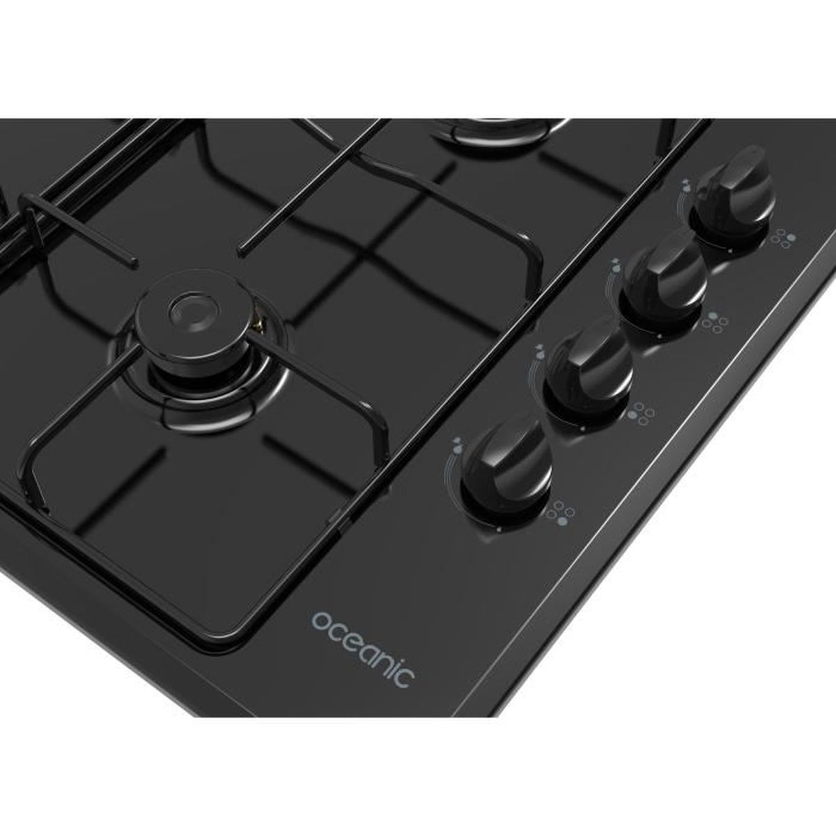 Primo piano di un piano cottura a gas nero con quattro bruciatori e manopole di controllo con la parola 'oceanic'.
