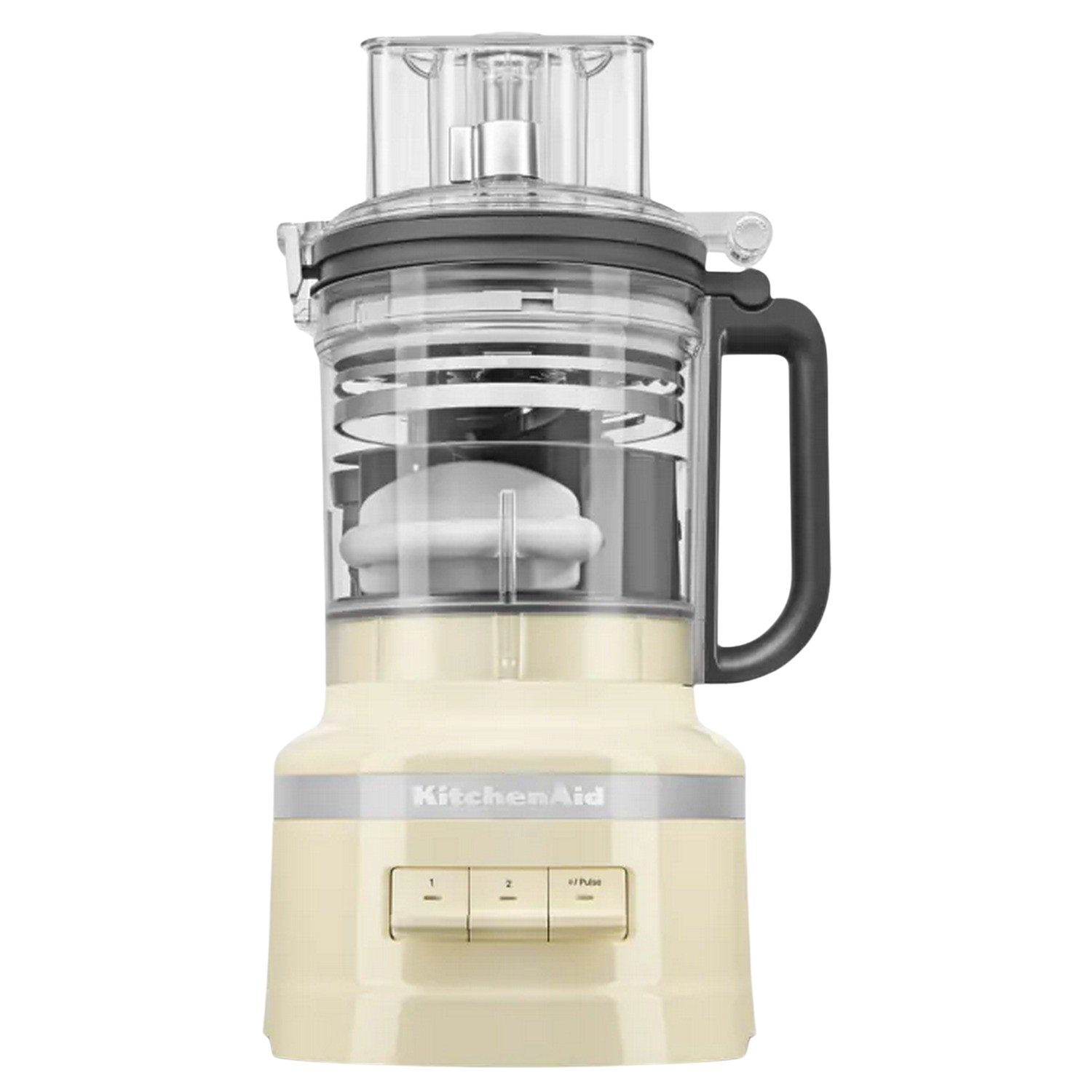 Krem rengi KitchenAid mutfak robotu. Şeffaf bir haznesi, siyah bir kulpu ve tabanında üç düğmesi var.