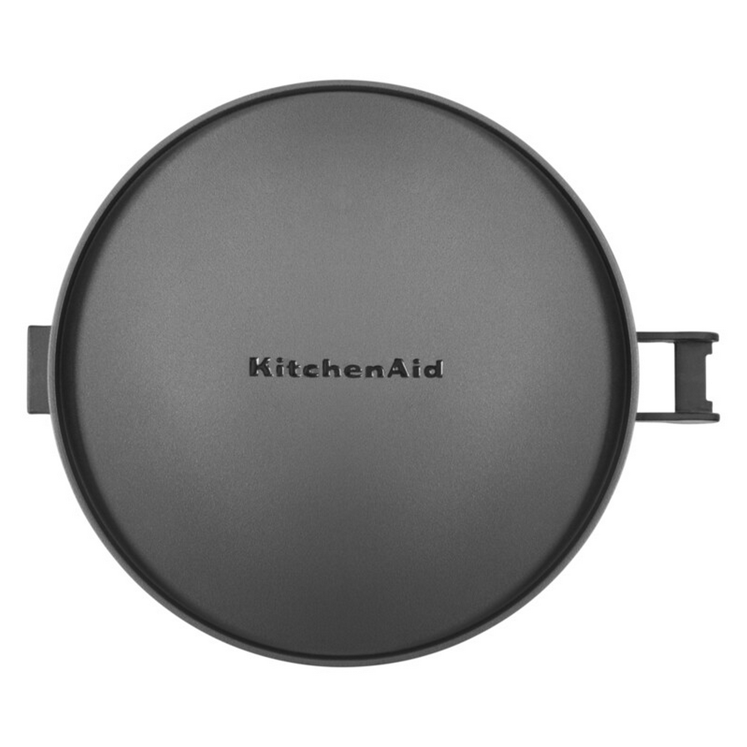 Runder, dunkelgrauer KitchenAid Pizzastein mit Griffen, isoliert auf weißem Grund.