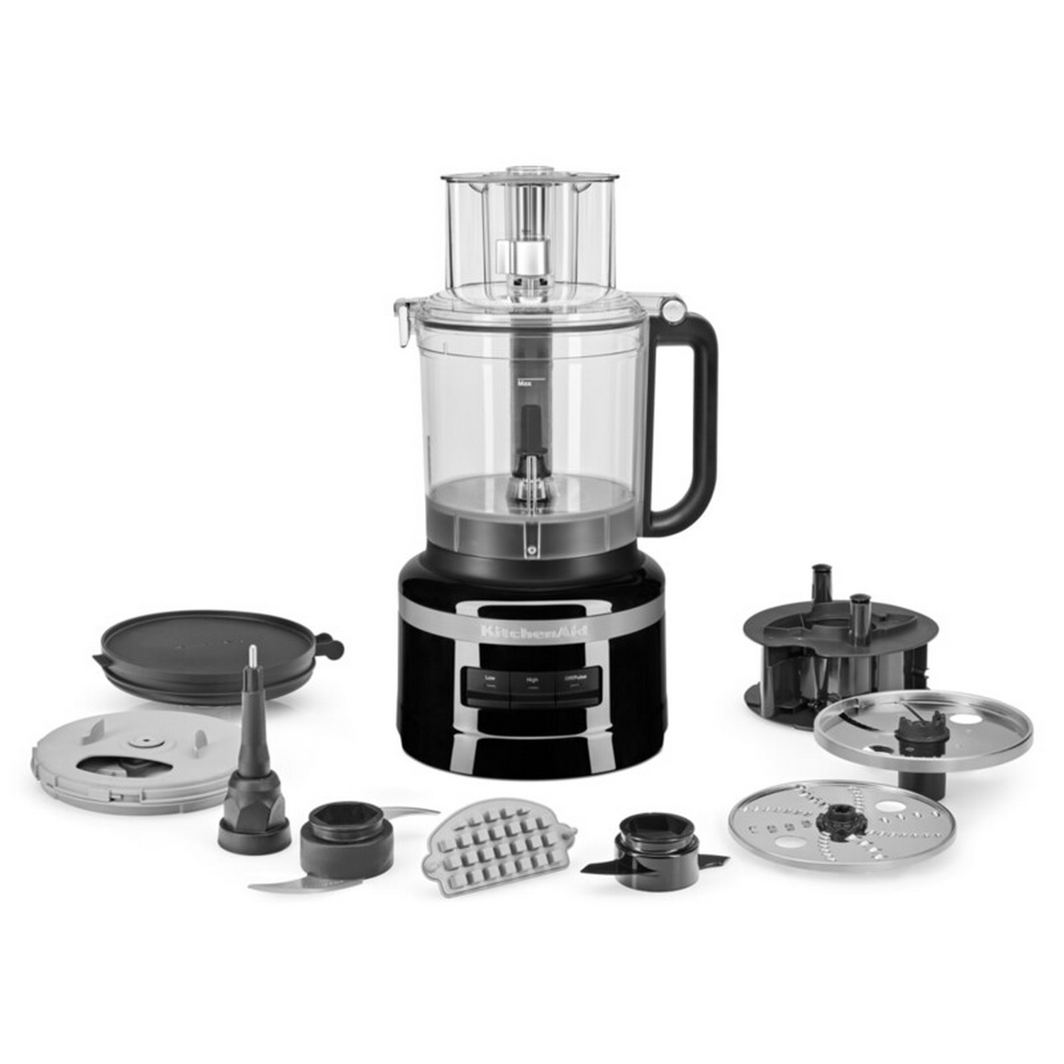 Çoklu ekleri olan siyah KitchenAid mutfak robotu.