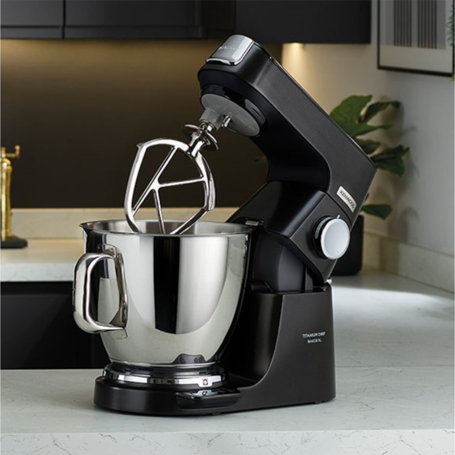 Robot da cucina Kenwood nero con ciotola in acciaio. Ambiente cucina, sfondo.