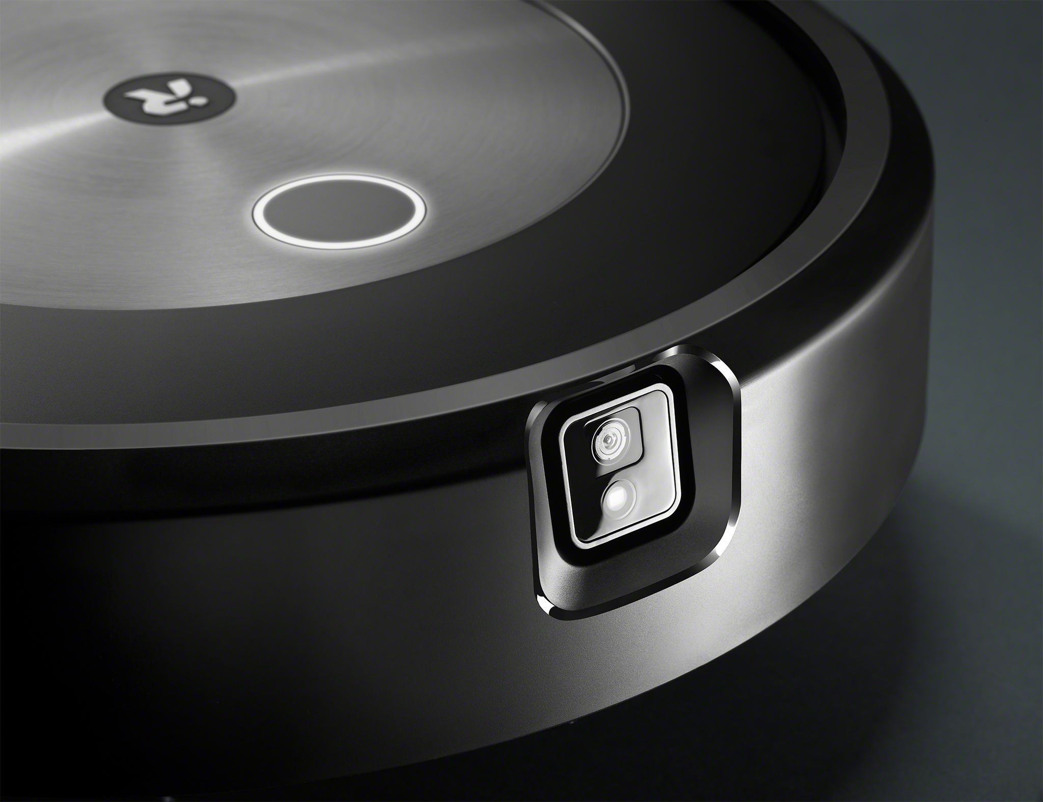Nahaufnahme eines schwarzen Roomba-Roboters, mit einer Kamera.