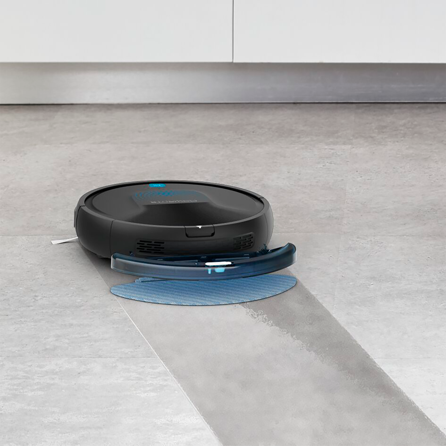 Zwarte robotstofzuiger op een tegelvloer, met een blauwe reinigingspad.