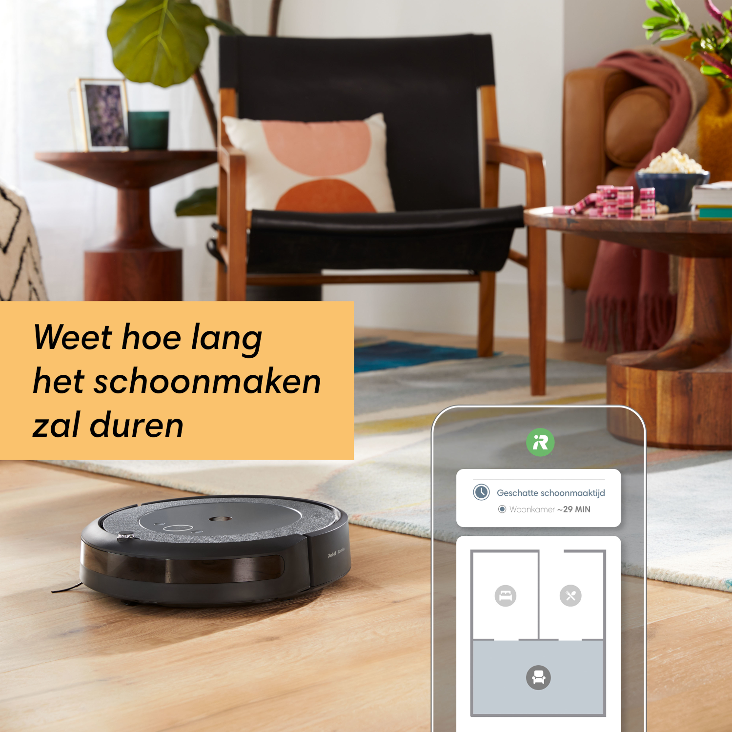 Roboterstaubsauger reinigt den Boden. Telefon zeigt Karte und Zeit. Hintergrund: Möbel.