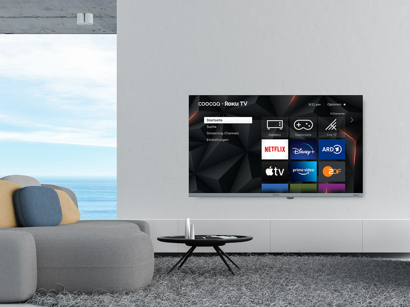 Fernseher zeigt Smart-TV-Oberfläche, Couch und Tisch davor. Wandhintergrund.