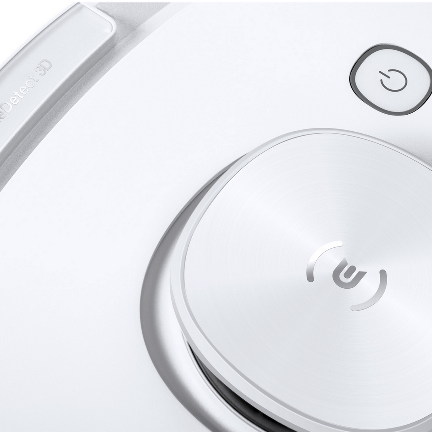 Aspirapolvere robot bianco. Ha un pulsante di accensione. Il nome del marchio è visibile.