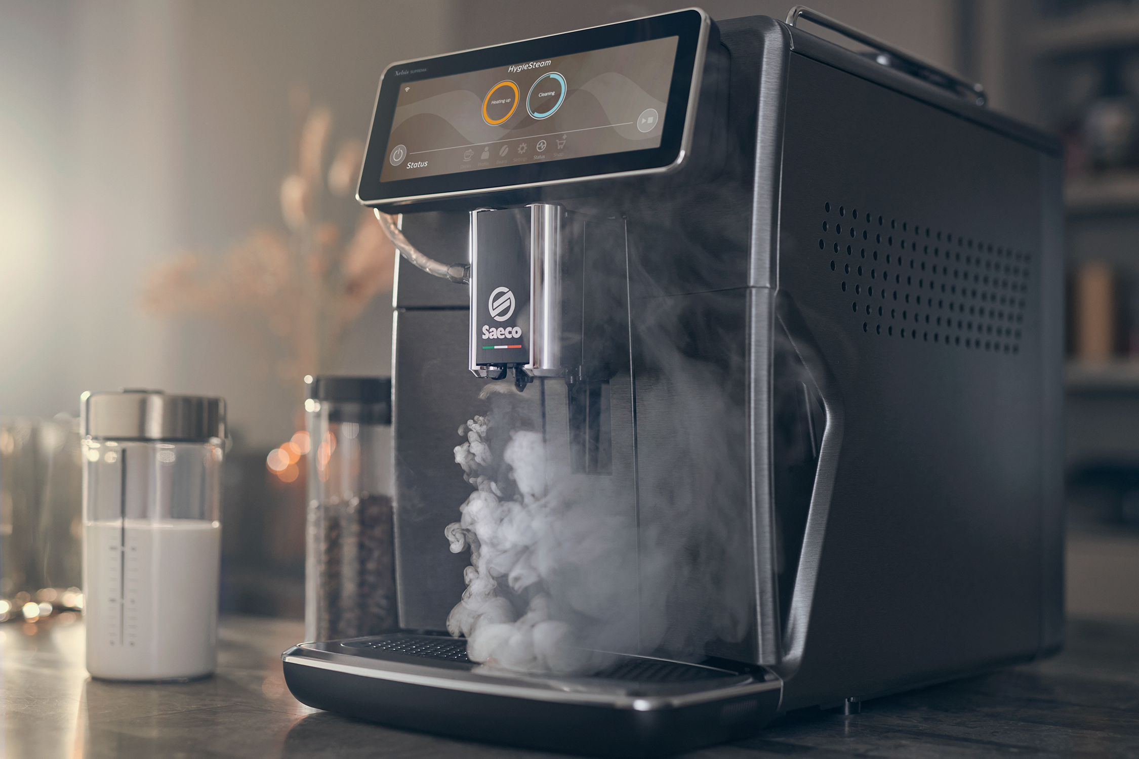 Schwarze Espressomaschine mit Dampf und Touchscreen-Oberfläche.