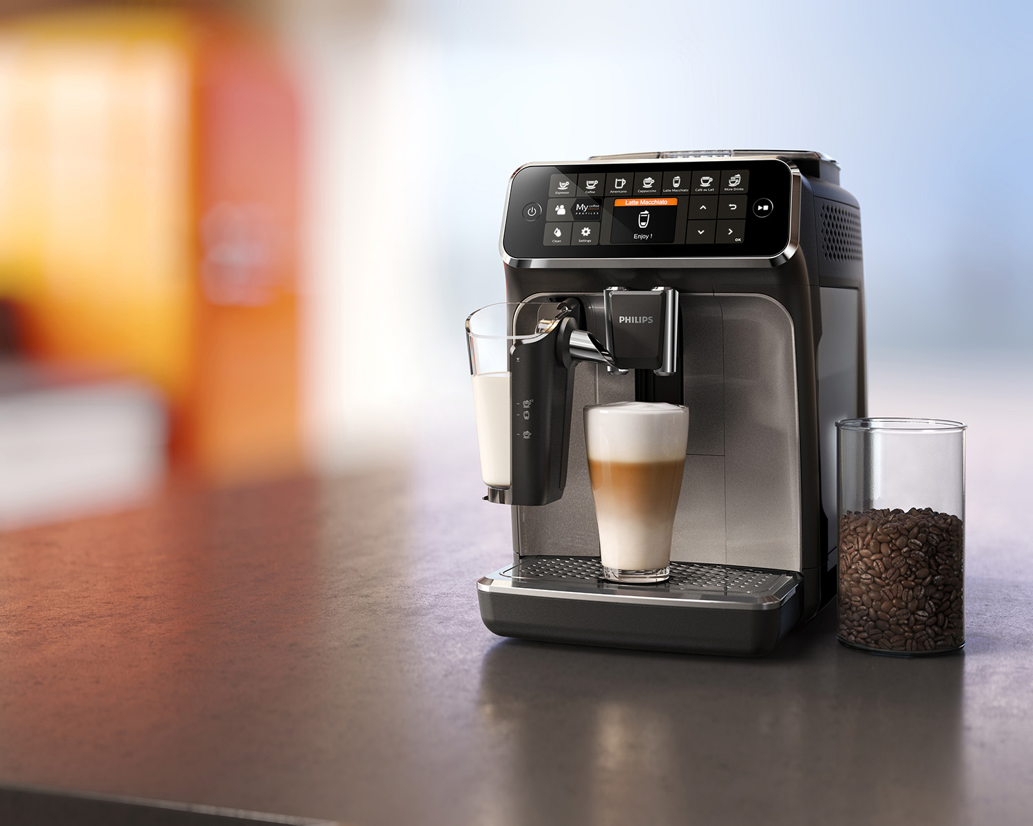 Una cafetera dispensando latte en un vaso, junto a granos de café y un fondo borroso.