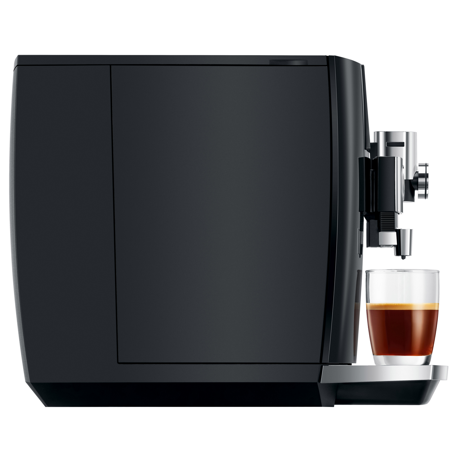 Czarny ekspres do kawy ze szklanym kubkiem. Szklany kubek jest wypełniony kawą.