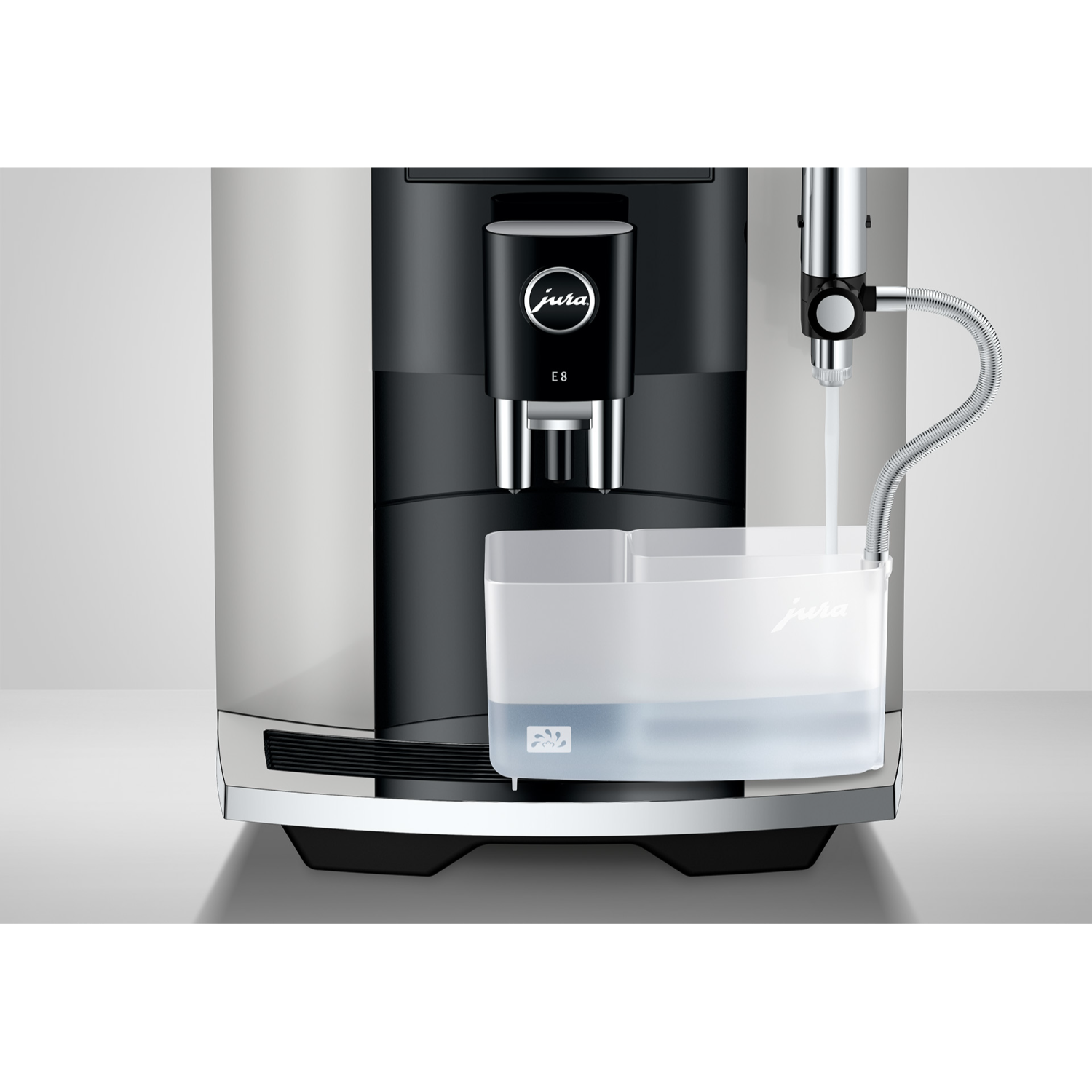 Silberne und schwarze Jura E8 Kaffeemaschine mit Wasserspender und Wassertank.