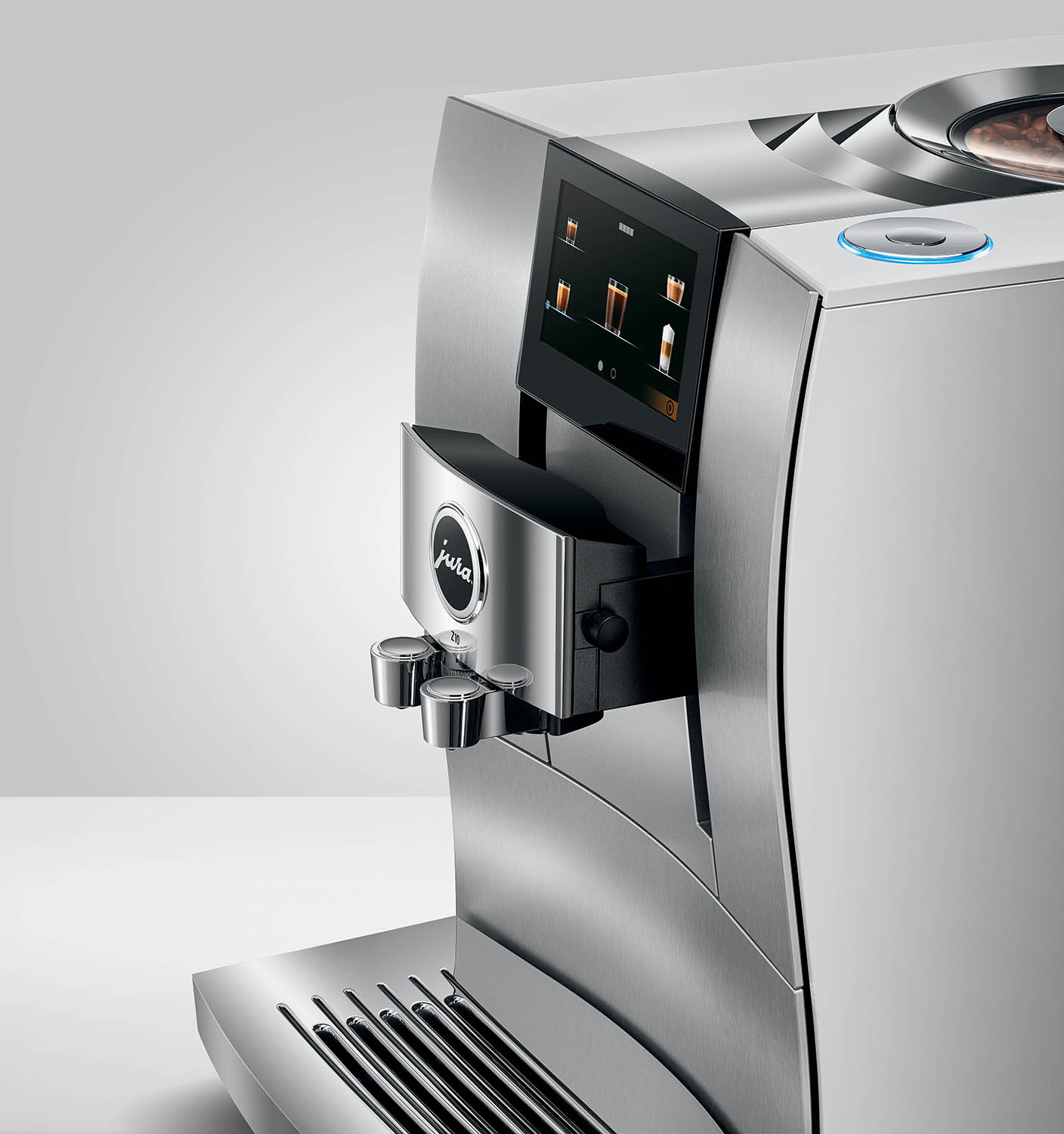 Silber-schwarze Kaffeemaschine mit Bildschirm, mit einer zubereiteten Kaffeetasse, die das Markenlogo zeigt.