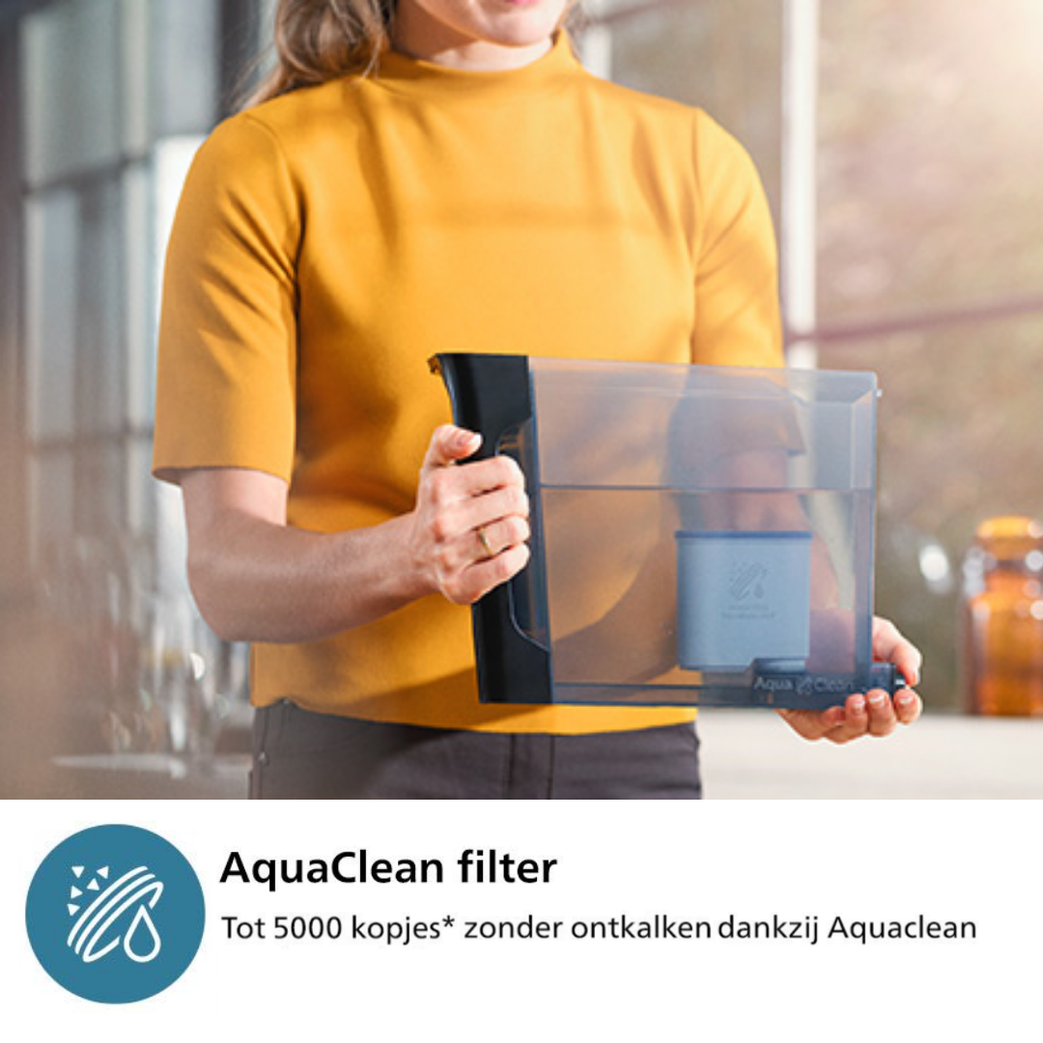 Osoba trzyma filtr wody. Tekst brzmi "AquaClean filter" i "Tot 5000 kopjes".