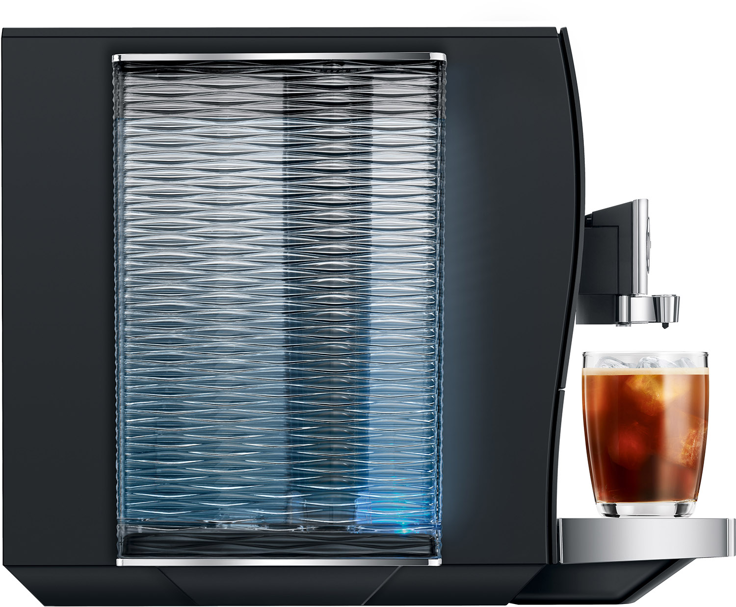 Schwarze Kaffeemaschine mit einem Glas Eiskaffee.