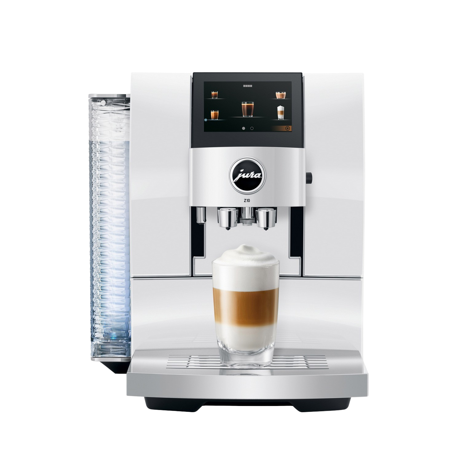 Eine weiße Jura-Kaffeemaschine mit Touchscreen und einem Latte Macchiato im Glas. Becher stehen daneben.