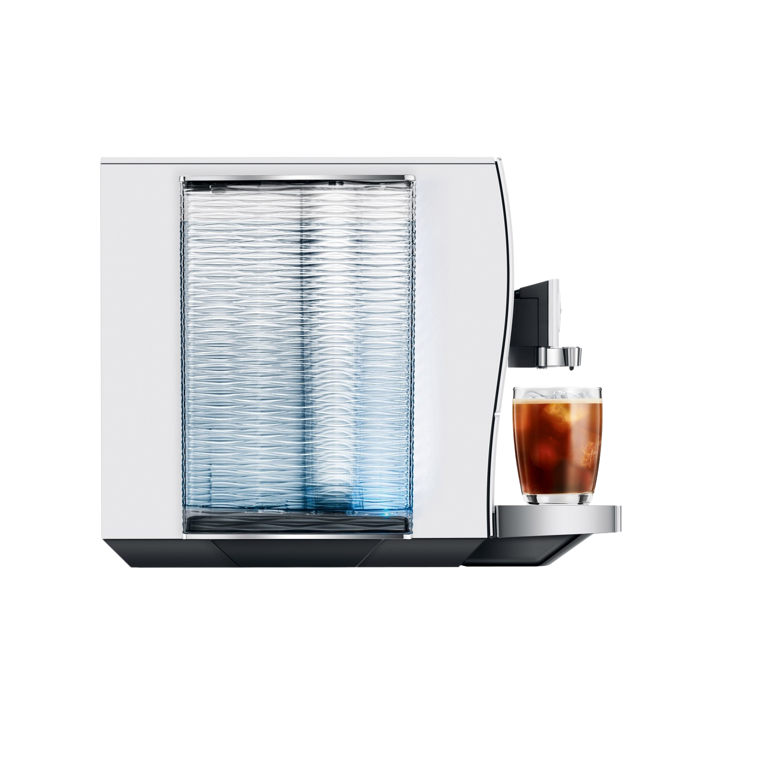 Weiße Kaffeemaschine mit einem Glas Eiskaffee auf einem Tablett. Die Maschine steht auf schwarzem Untergrund.